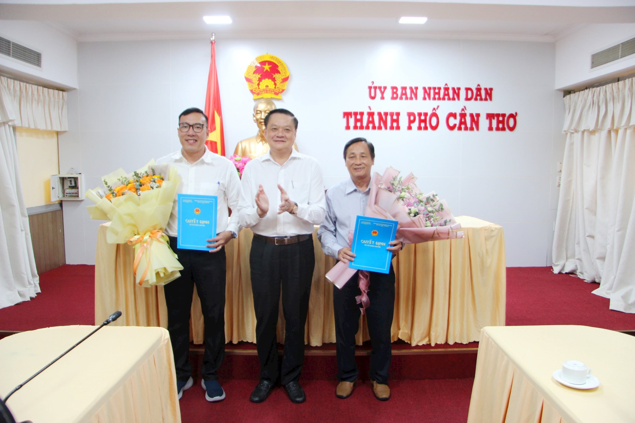 a1-ong-hien-trao-qd.jpg