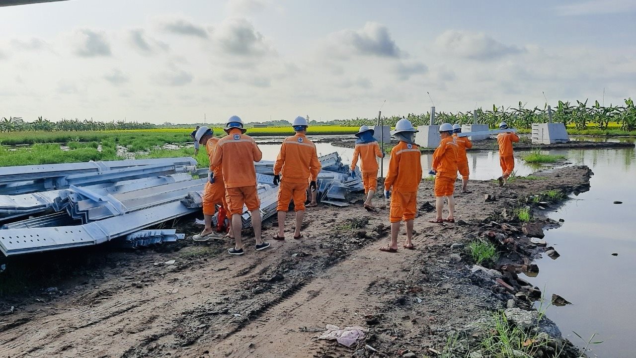 pc-lang-son-trien-khai-di-chuyen-thanh-cot-dz-500kv-tai-vi-tri-so-13-thuoc-dia-ban-huyen-hai-hau-nam-dinh.jpg