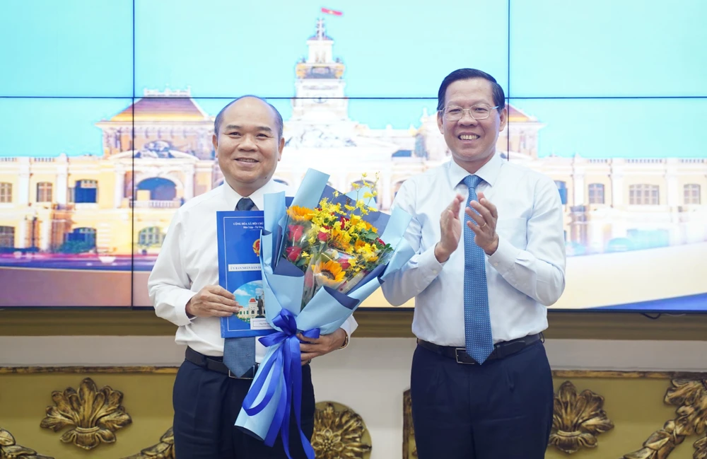 Chủ tịch UBND TP.HCM Phan Văn Mãi đã trao quyết định điều động và bổ nhiệm ông Trần Văn Bảy làm Chánh Thanh tra TP.HCM. Ảnh: THUẬN VĂN Phó Giám đốc Sở TN&MT Trần Văn Bảy làm Chánh Thanh tra TP.HCM-ong-tran-van-bay.jpg