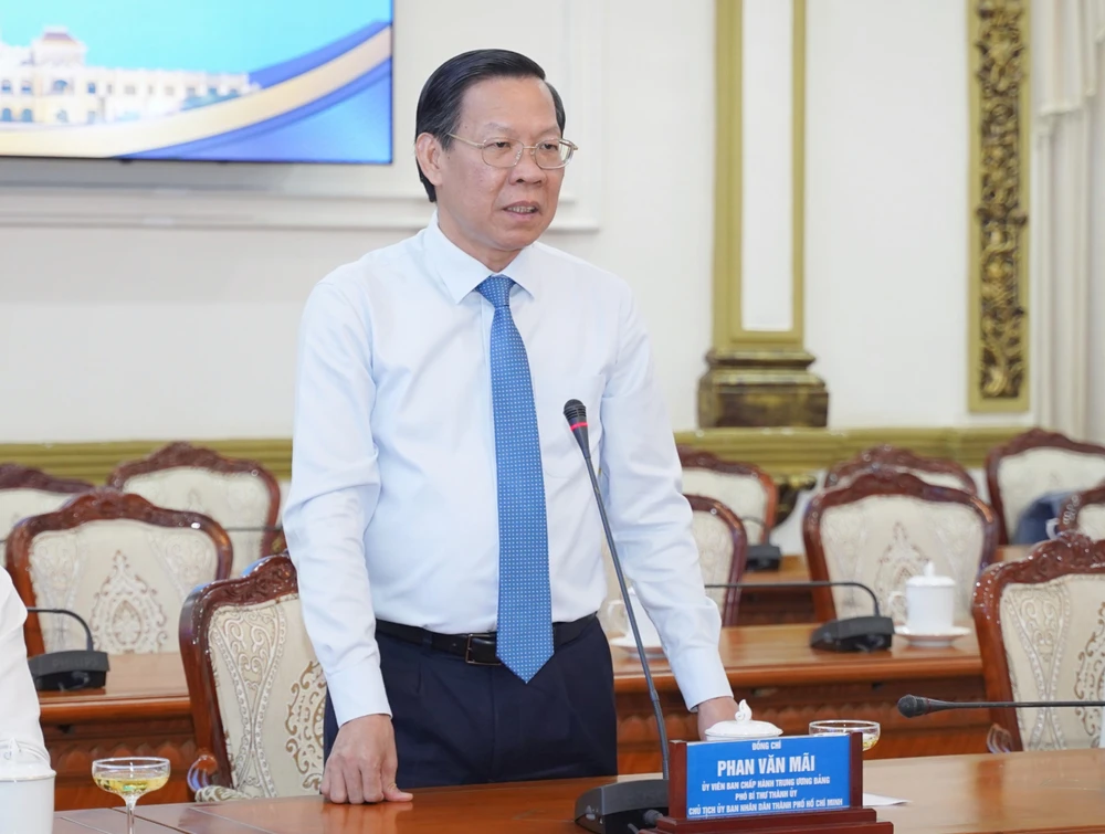 Chủ tịch UBND TP.HCM Phan Văn Mãi gửi gắm nhiều nhiệm vụ cho Tân Chánh Thanh tra TP Trần Văn Bảy. Ảnh: THUẬN VĂN tran-van-bay-2.jpg