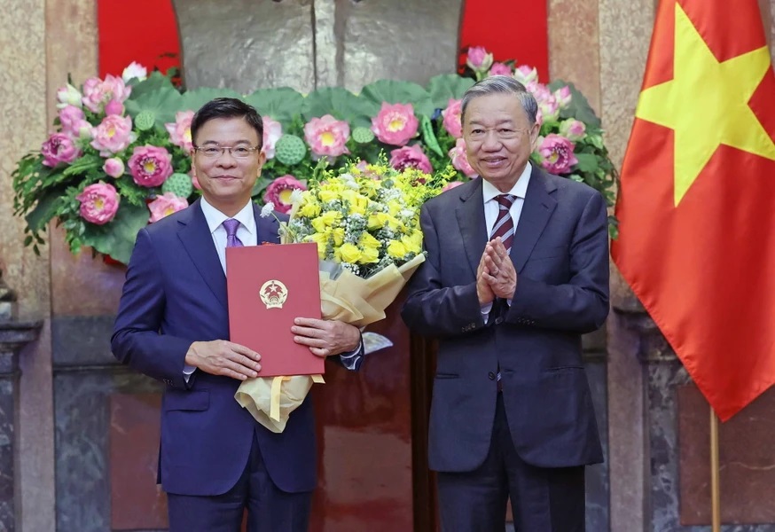 Chủ tịch nước trao Quyết định bổ nhiệm tân Phó Thủ tướng Chính phủ và Bộ trưởng Bộ Công an- Ảnh 1. Chủ tịch nước trao Quyết định bổ nhiệm tân Phó Thủ tướng Chính phủ và Bộ trưởng Bộ Công an- Ảnh 1.