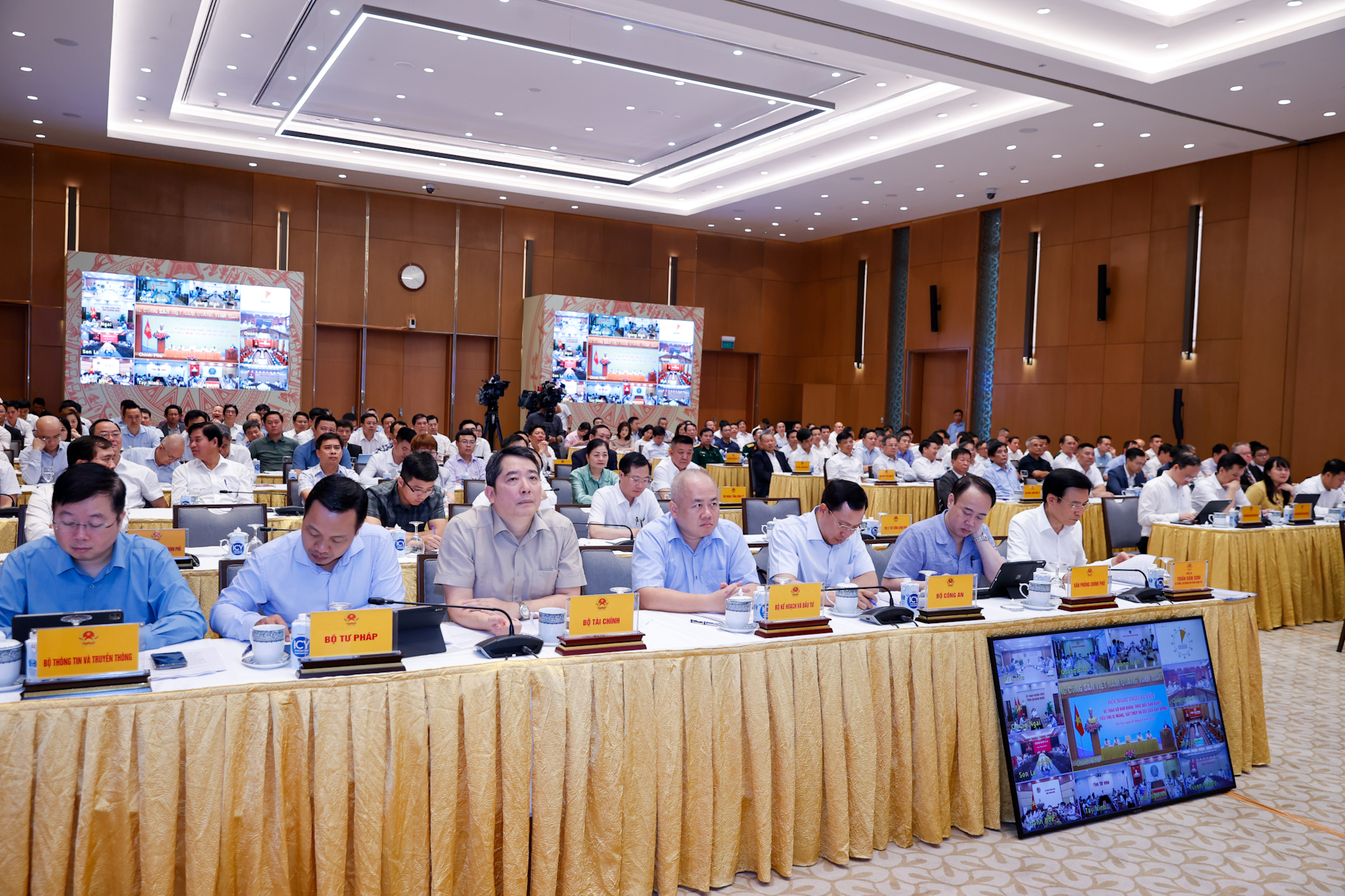 Thủ tướng: Giải pháp căn cơ, toàn diện, hiệu quả để tháo gỡ khó khăn, thúc đẩy sản xuất, kinh doanh vật liệu xây dựng- Ảnh 5. Thủ tướng: Giải pháp căn cơ, toàn diện, hiệu quả để tháo gỡ khó khăn, thúc đẩy sản xuất, kinh doanh vật liệu xây dựng- Ảnh 5.