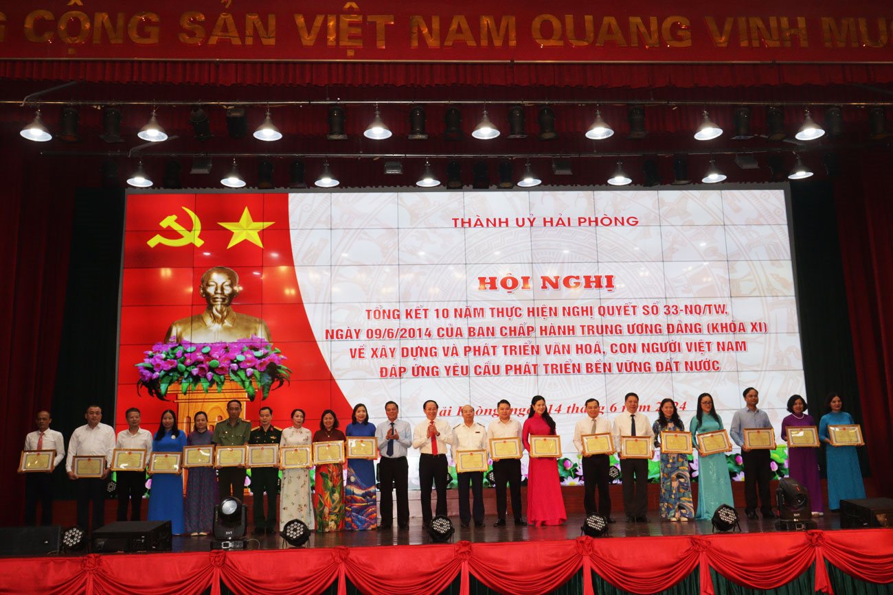 trao-bang-khen.jpg