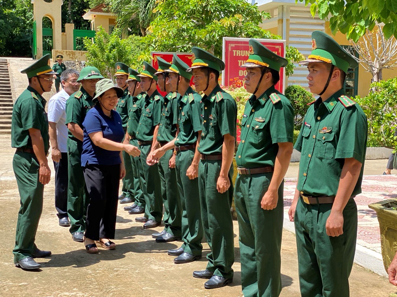 a3-thu-truong-tham-hoi-can-bo-chien-si.jpg