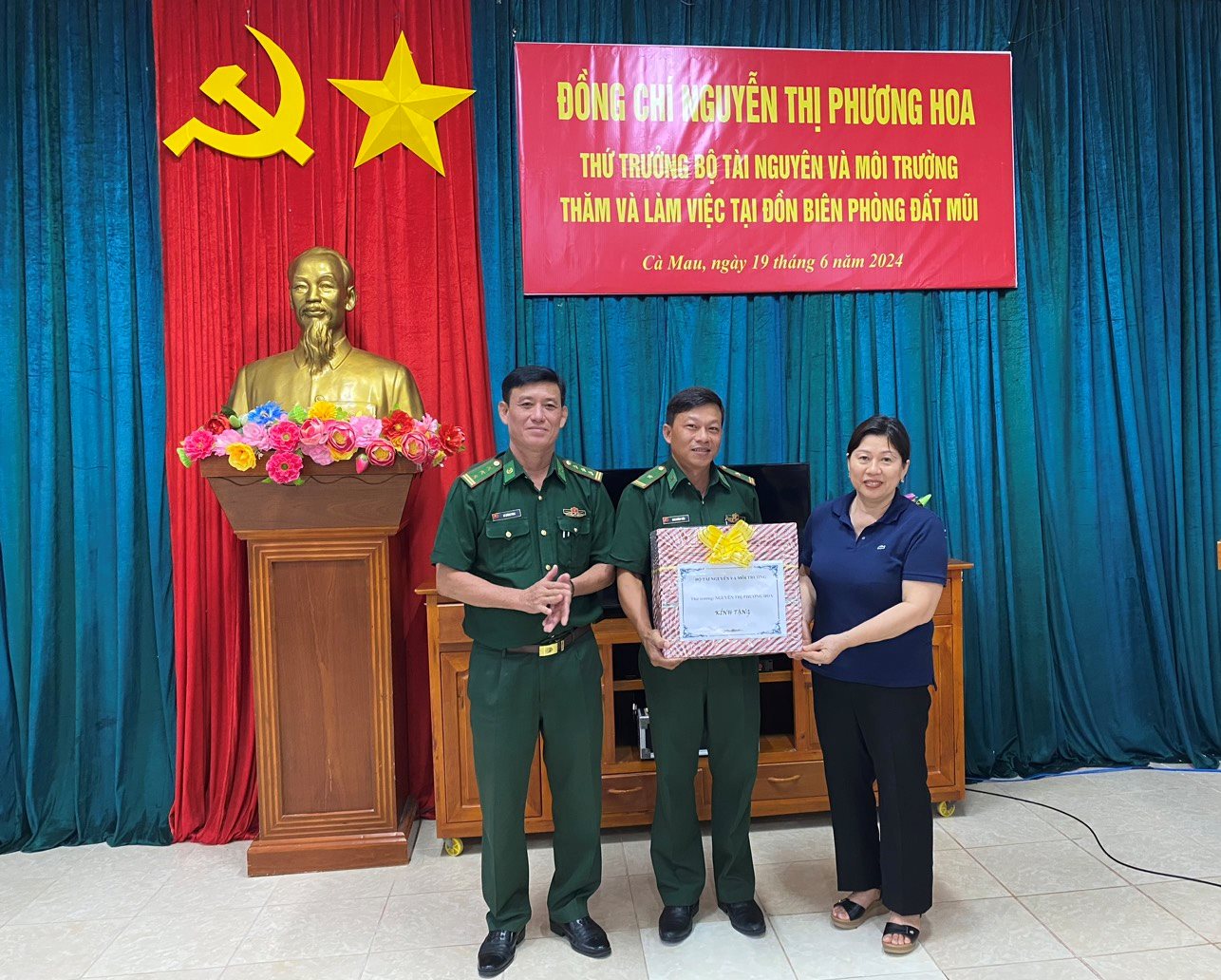 a9-thu-truong-hoa-tang-qua.jpg
