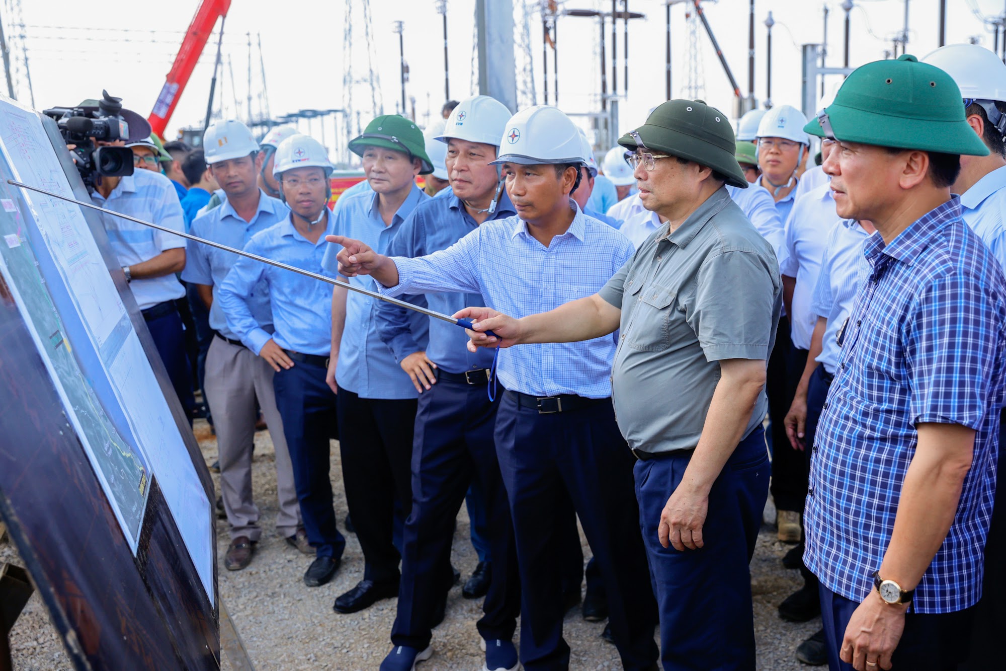 Thủ tướng kiểm tra, động viên, đôn đốc dự án đường dây 500 kV mạch 3- Ảnh 1. Thủ tướng kiểm tra, động viên, đôn đốc dự án đường dây 500 kV mạch 3- Ảnh 1.