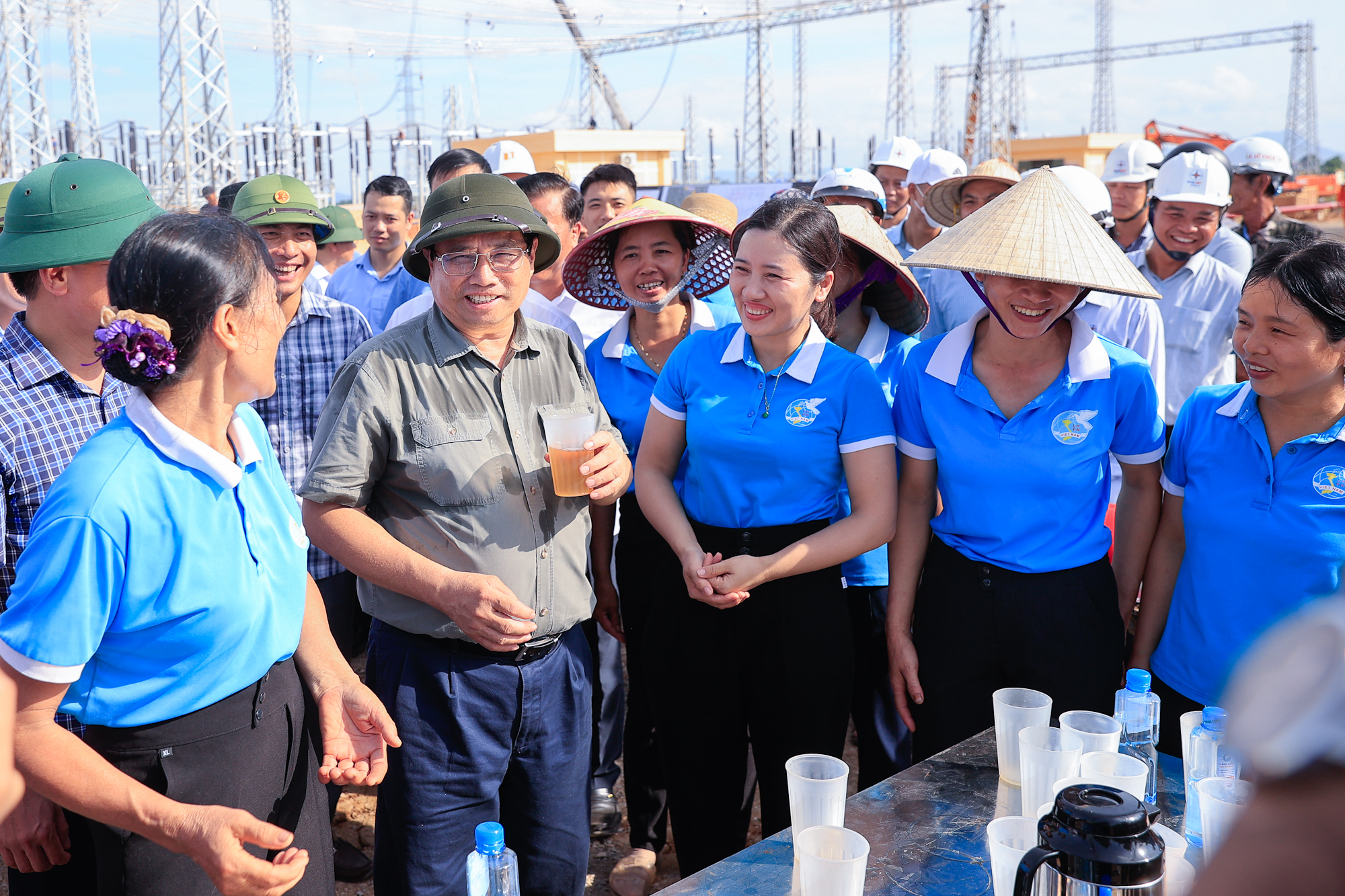 Thủ tướng kiểm tra, động viên, đôn đốc dự án đường dây 500 kV mạch 3- Ảnh 7. Thủ tướng kiểm tra, động viên, đôn đốc dự án đường dây 500 kV mạch 3- Ảnh 7.