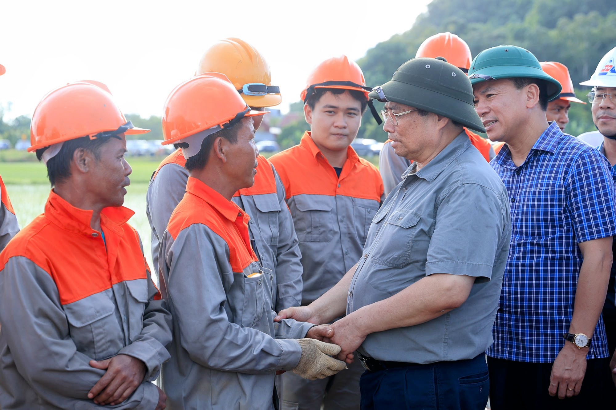 Thủ tướng kiểm tra, động viên, đôn đốc dự án đường dây 500 kV mạch 3- Ảnh 11. Thủ tướng kiểm tra, động viên, đôn đốc dự án đường dây 500 kV mạch 3- Ảnh 11.