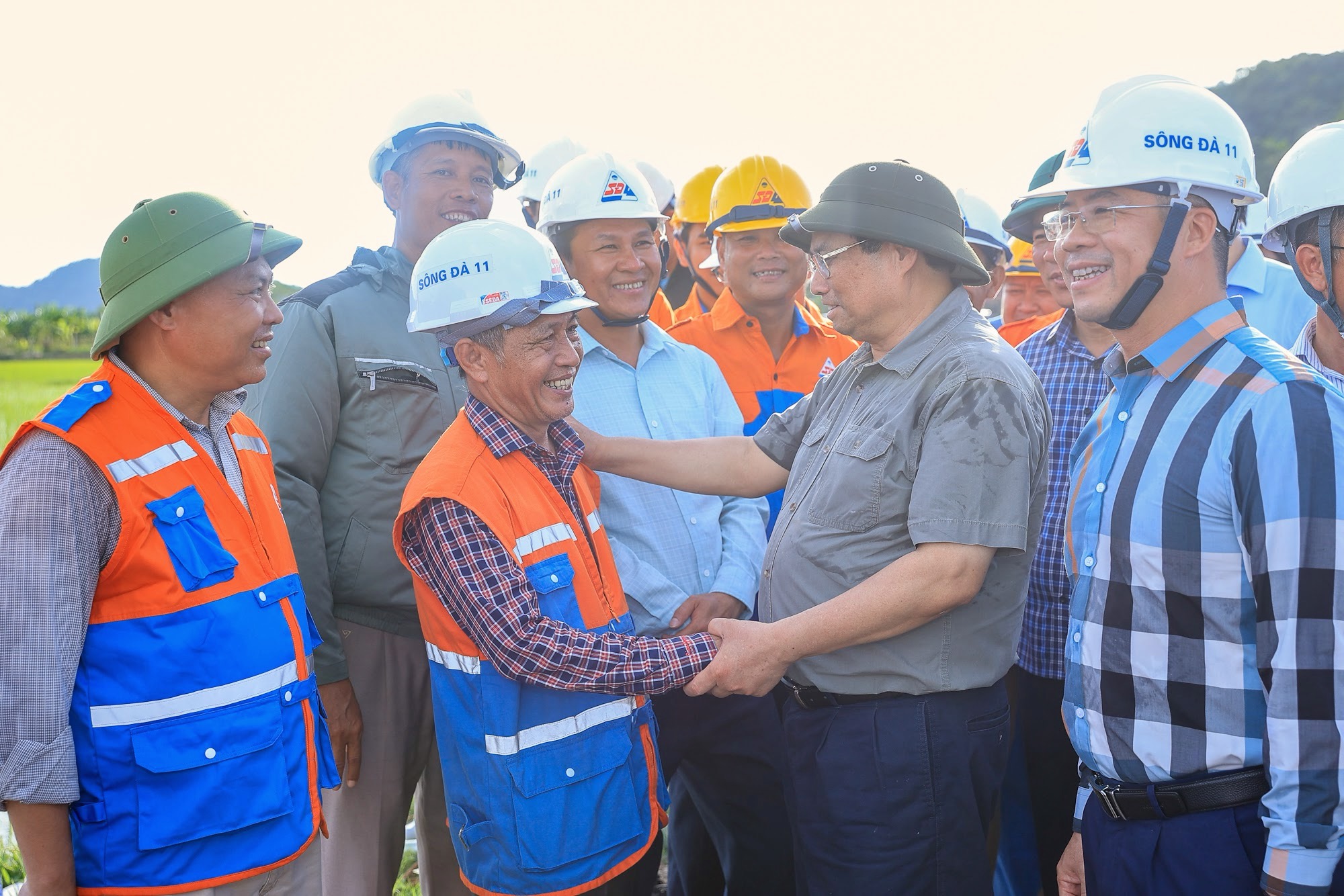 Thủ tướng kiểm tra, động viên, đôn đốc dự án đường dây 500 kV mạch 3- Ảnh 12. Thủ tướng kiểm tra, động viên, đôn đốc dự án đường dây 500 kV mạch 3- Ảnh 12.