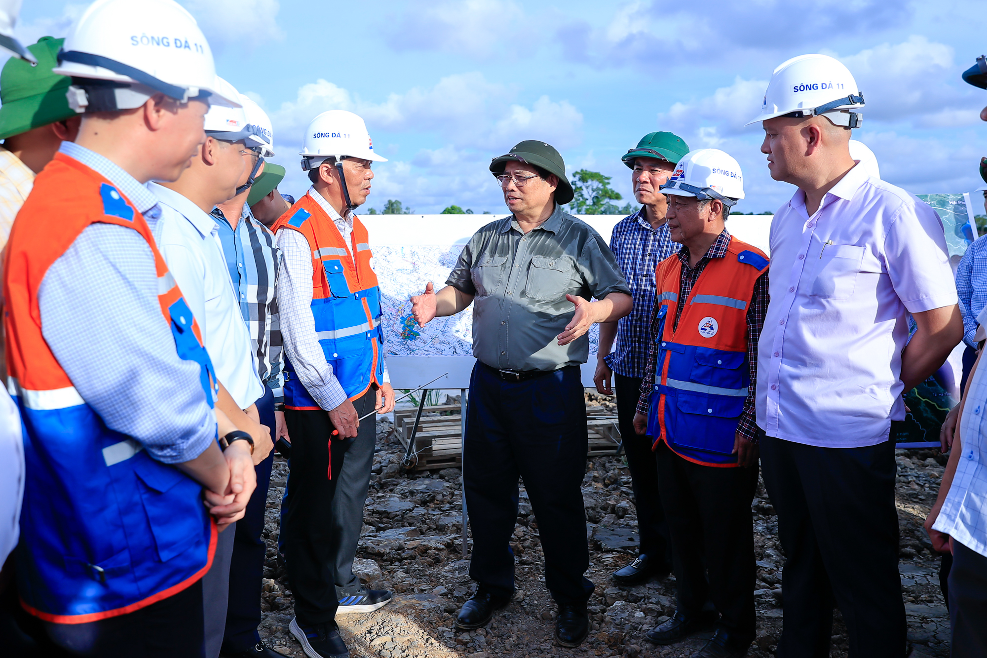 Thủ tướng kiểm tra, động viên, đôn đốc dự án đường dây 500 kV mạch 3- Ảnh 16. Thủ tướng kiểm tra, động viên, đôn đốc dự án đường dây 500 kV mạch 3- Ảnh 16.