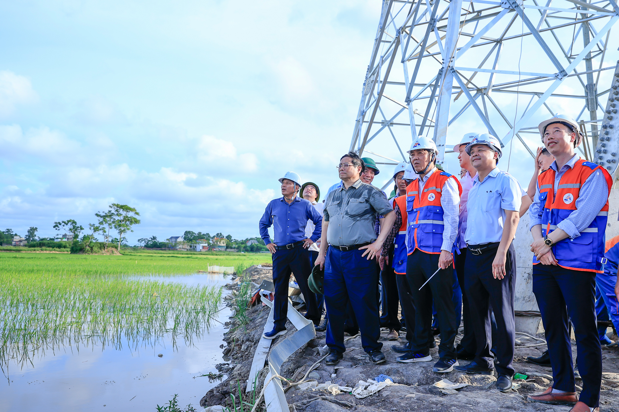 Thủ tướng kiểm tra, động viên, đôn đốc dự án đường dây 500 kV mạch 3- Ảnh 9. Thủ tướng kiểm tra, động viên, đôn đốc dự án đường dây 500 kV mạch 3- Ảnh 9.
