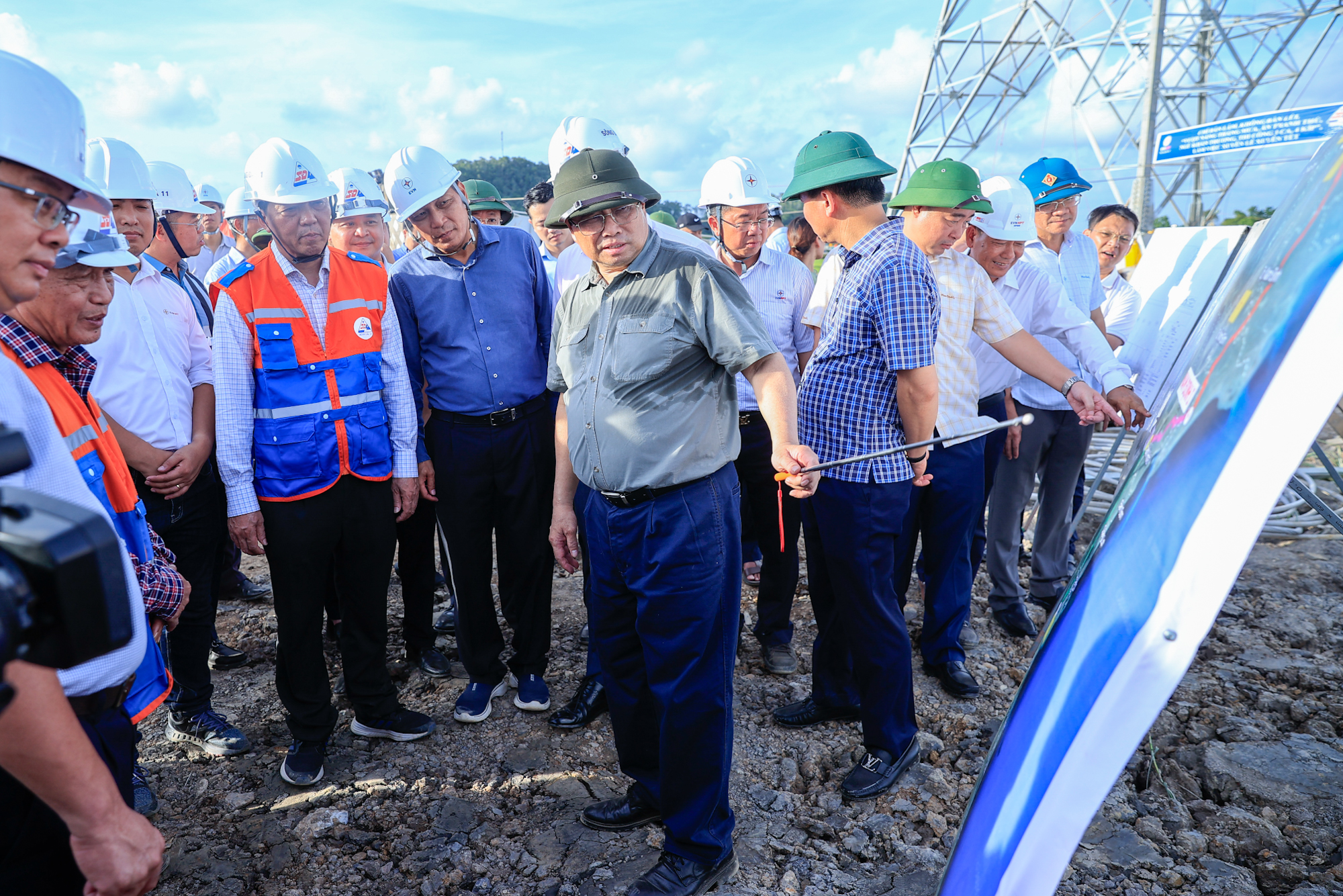 Thủ tướng kiểm tra, động viên, đôn đốc dự án đường dây 500 kV mạch 3- Ảnh 10. Thủ tướng kiểm tra, động viên, đôn đốc dự án đường dây 500 kV mạch 3- Ảnh 10.