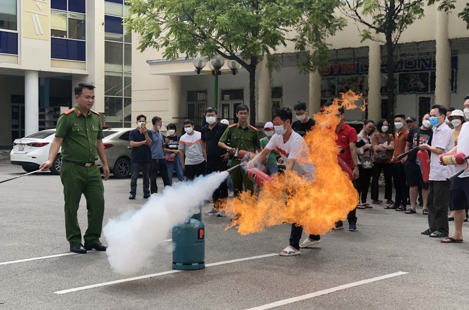 Tăng cường phòng cháy, chữa cháy đối với nhà ở nhiều tầng, nhiều căn hộ, nhà ở riêng lẻ kết hợp sản xuất, kinh doanh- Ảnh 1. Tăng cường phòng cháy, chữa cháy đối với nhà ở nhiều tầng, nhiều căn hộ, nhà ở riêng lẻ kết hợp sản xuất, kinh doanh- Ảnh 1.