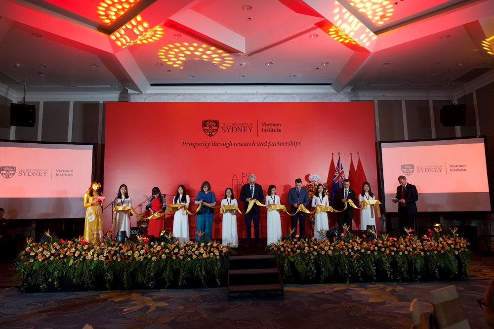 cac-dai-bieu-thuc-hien-nghi-thuc-cat-bang-ra-mat-vien-dai-hoc-sydney-viet-nam..jpg