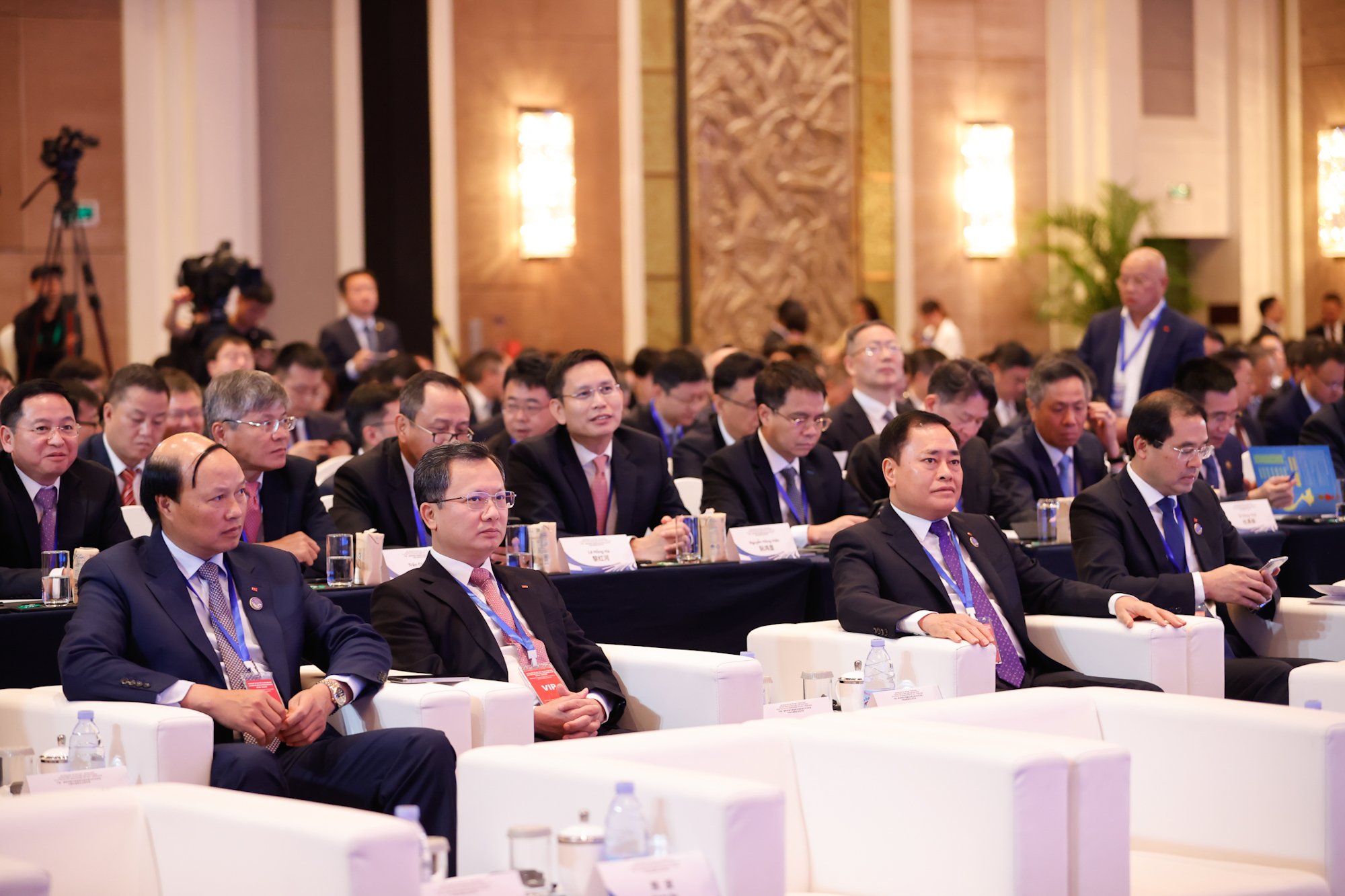 Thủ tướng Phạm Minh Chính: Thúc đẩy các dự án giao thông chiến lược, biểu tượng cho quan hệ Việt Nam-Trung Quốc- Ảnh 4. Thủ tướng Phạm Minh Chính: Thúc đẩy các dự án giao thông chiến lược, biểu tượng cho quan hệ Việt Nam-Trung Quốc- Ảnh 4.