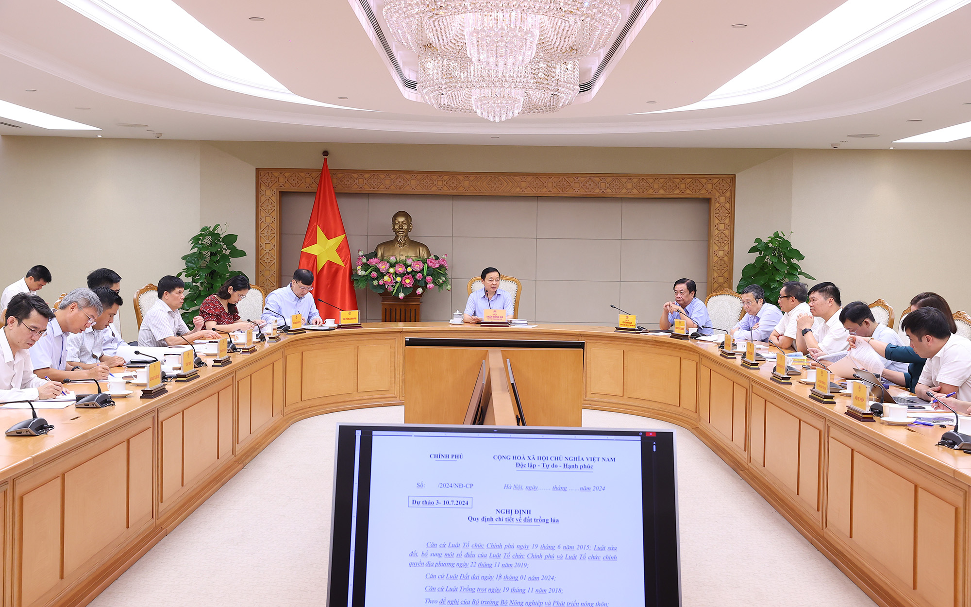 Bảo vệ, phát triển vùng đất lúa theo hướng sản xuất tập trung, quy mô lớn, hiện đại- Ảnh 3. Bảo vệ, phát triển vùng đất lúa theo hướng sản xuất tập trung, quy mô lớn, hiện đại- Ảnh 3.