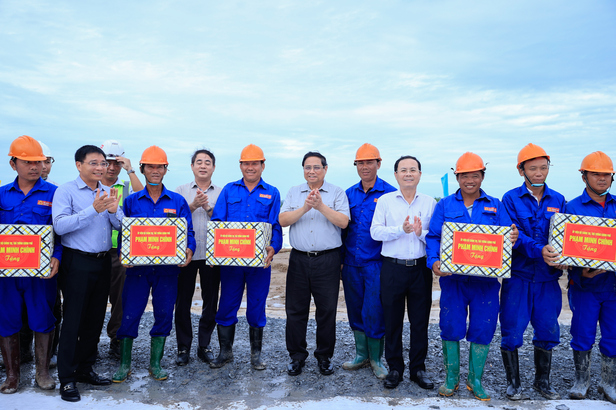 Thủ tướng: Quyết tâm hoàn thành khoảng 1.200 km cao tốc cho ĐBSCL- Ảnh 6. Thủ tướng: Quyết tâm hoàn thành khoảng 1.200 km cao tốc cho ĐBSCL- Ảnh 6.