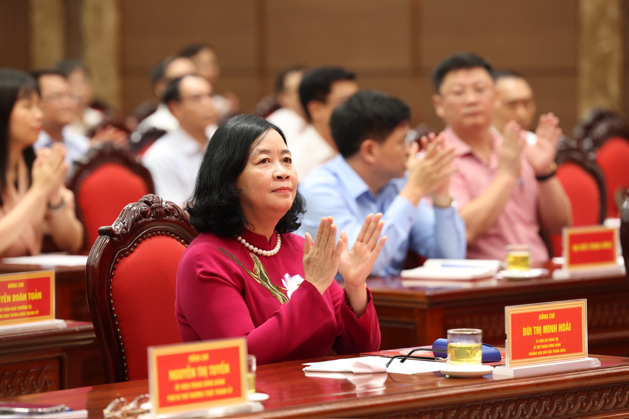 Đồng chí Bùi Thị Minh Hoài được phân công giữ chức Bí thư Thành ủy Hà Nội- Ảnh 3. Đồng chí Bùi Thị Minh Hoài được phân công giữ chức Bí thư Thành ủy Hà Nội- Ảnh 3.