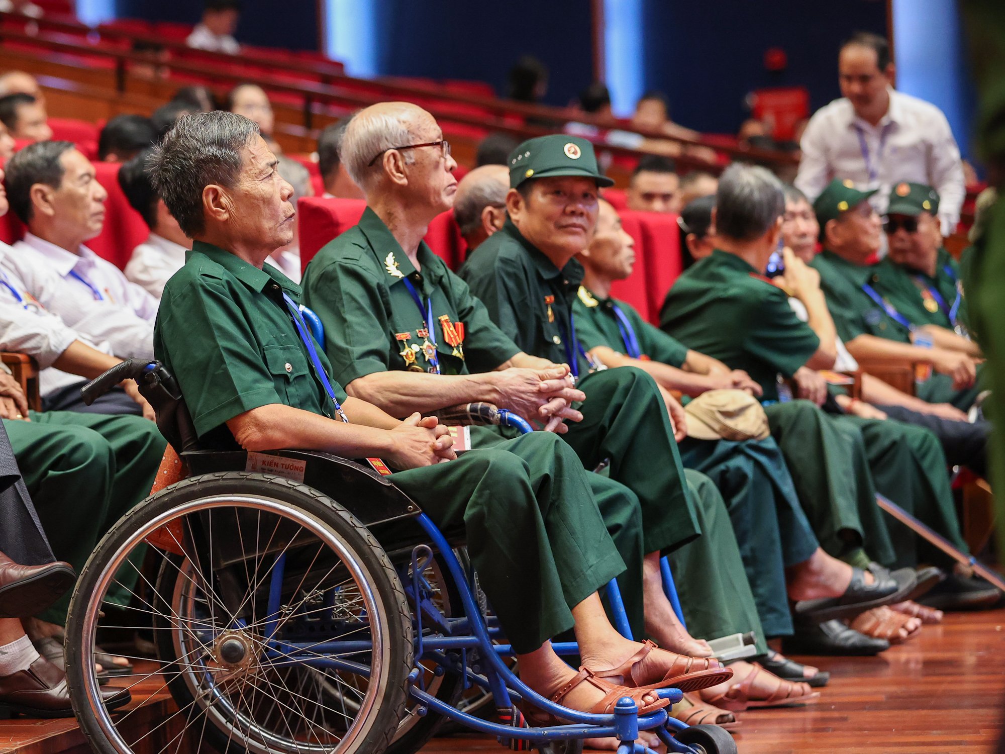 Thủ tướng: Đẩy mạnh công tác 'đền ơn đáp nghĩa' với trách nhiệm lớn lao và nghĩa tình sâu nặng- Ảnh 4. Thủ tướng: Đẩy mạnh công tác 'đền ơn đáp nghĩa' với trách nhiệm lớn lao và nghĩa tình sâu nặng- Ảnh 4.