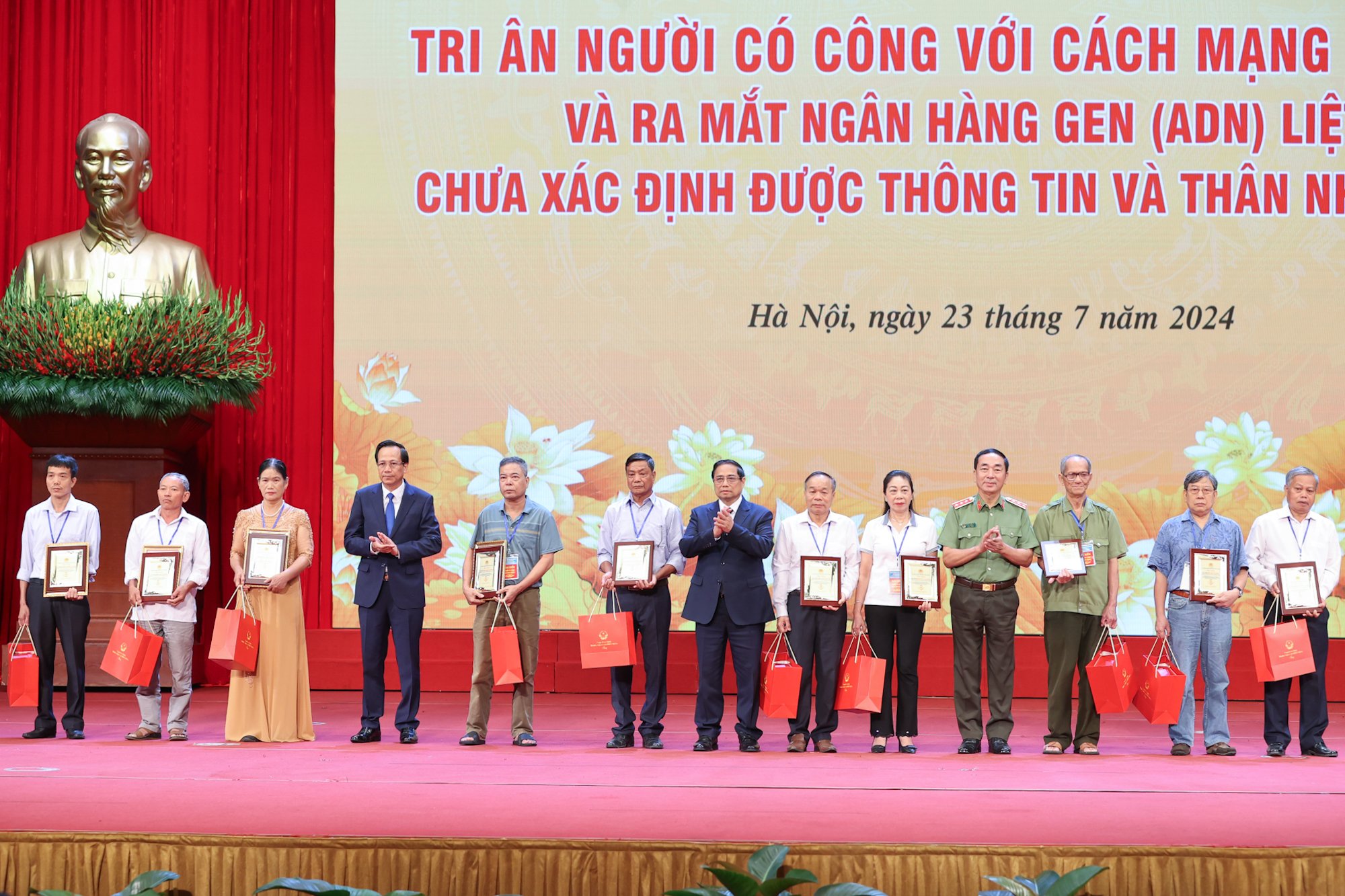 Thủ tướng: Đẩy mạnh công tác 'đền ơn đáp nghĩa' với trách nhiệm lớn lao và nghĩa tình sâu nặng- Ảnh 11. Thủ tướng: Đẩy mạnh công tác 'đền ơn đáp nghĩa' với trách nhiệm lớn lao và nghĩa tình sâu nặng- Ảnh 11.