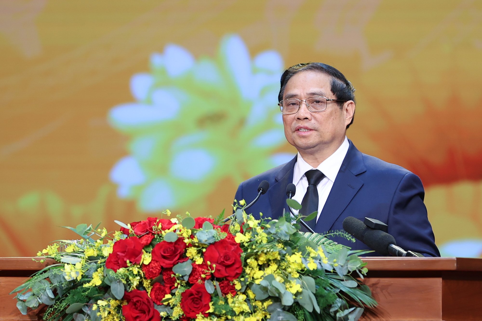 Luôn ghi nhớ, tri ân và sống xứng đáng với những người đã khuất, đã hy sinh vì Tổ quốc, vì Nhân dân*- Ảnh 1. Luôn ghi nhớ, tri ân và sống xứng đáng với những người đã khuất, đã hy sinh vì Tổ quốc, vì Nhân dân*- Ảnh 1.
