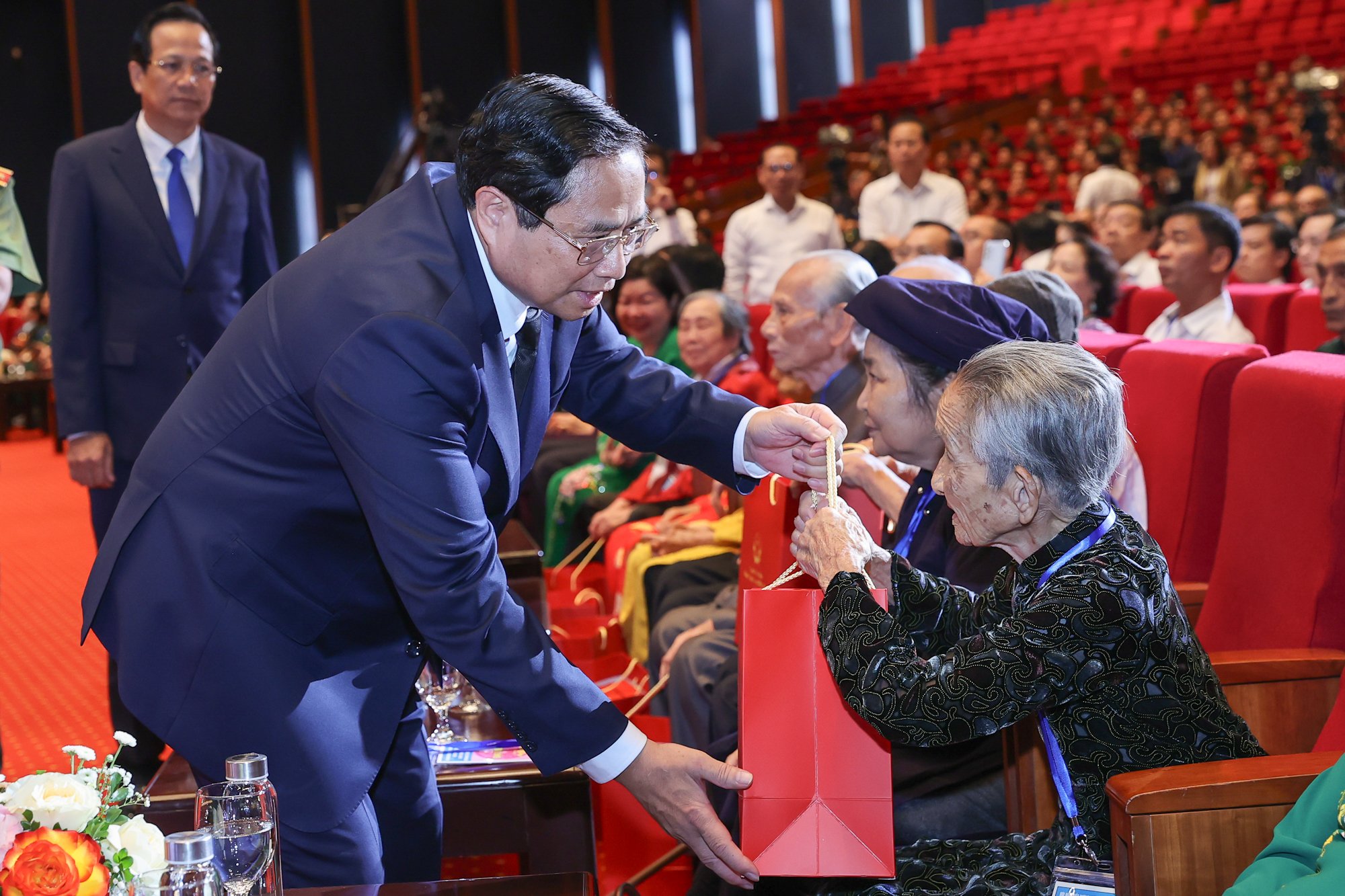 Thủ tướng: Đẩy mạnh công tác 'đền ơn đáp nghĩa' với trách nhiệm lớn lao và nghĩa tình sâu nặng- Ảnh 9. Thủ tướng: Đẩy mạnh công tác 'đền ơn đáp nghĩa' với trách nhiệm lớn lao và nghĩa tình sâu nặng- Ảnh 9.