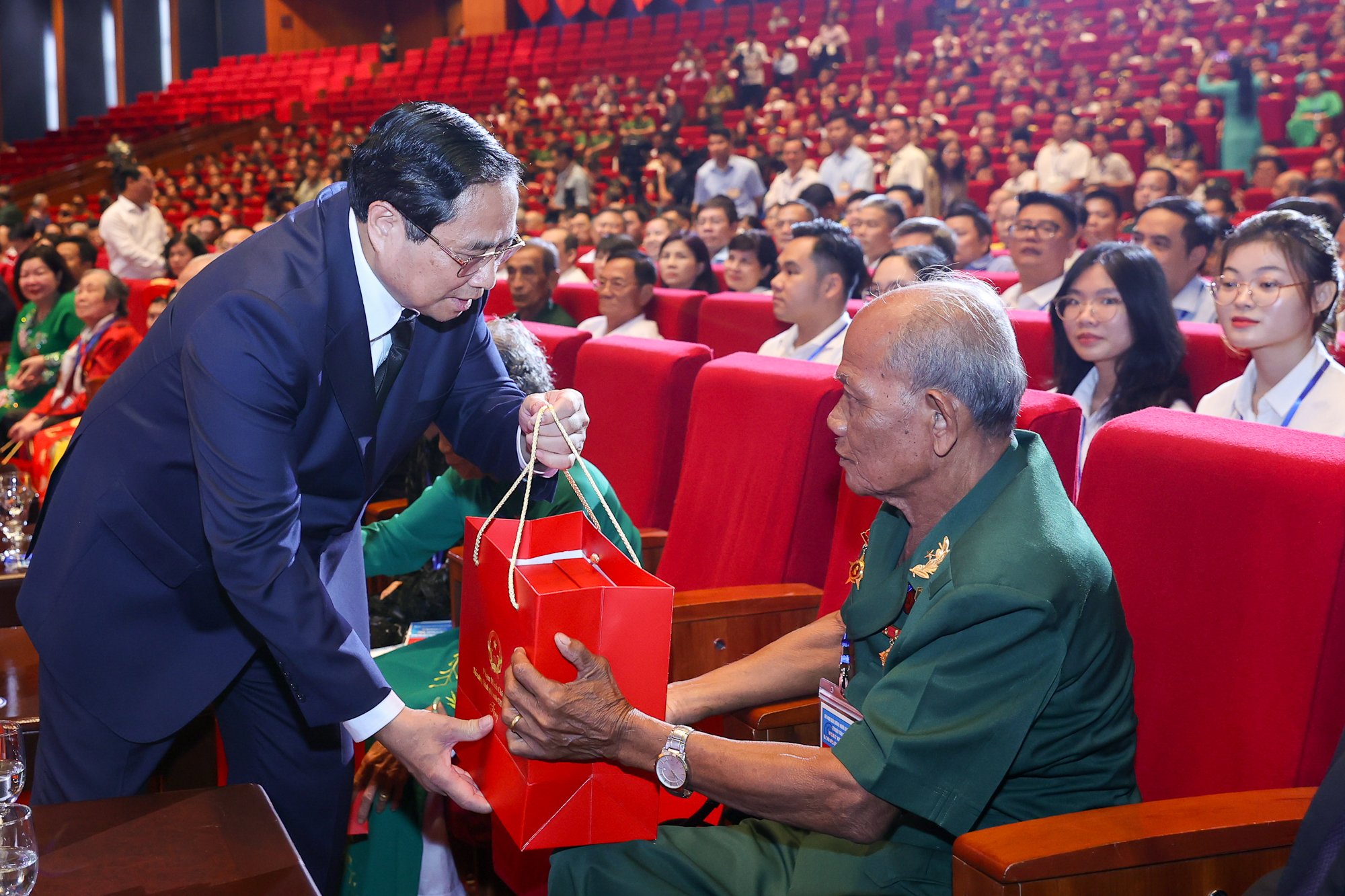 Thủ tướng: Đẩy mạnh công tác 'đền ơn đáp nghĩa' với trách nhiệm lớn lao và nghĩa tình sâu nặng- Ảnh 8. Thủ tướng: Đẩy mạnh công tác 'đền ơn đáp nghĩa' với trách nhiệm lớn lao và nghĩa tình sâu nặng- Ảnh 8.