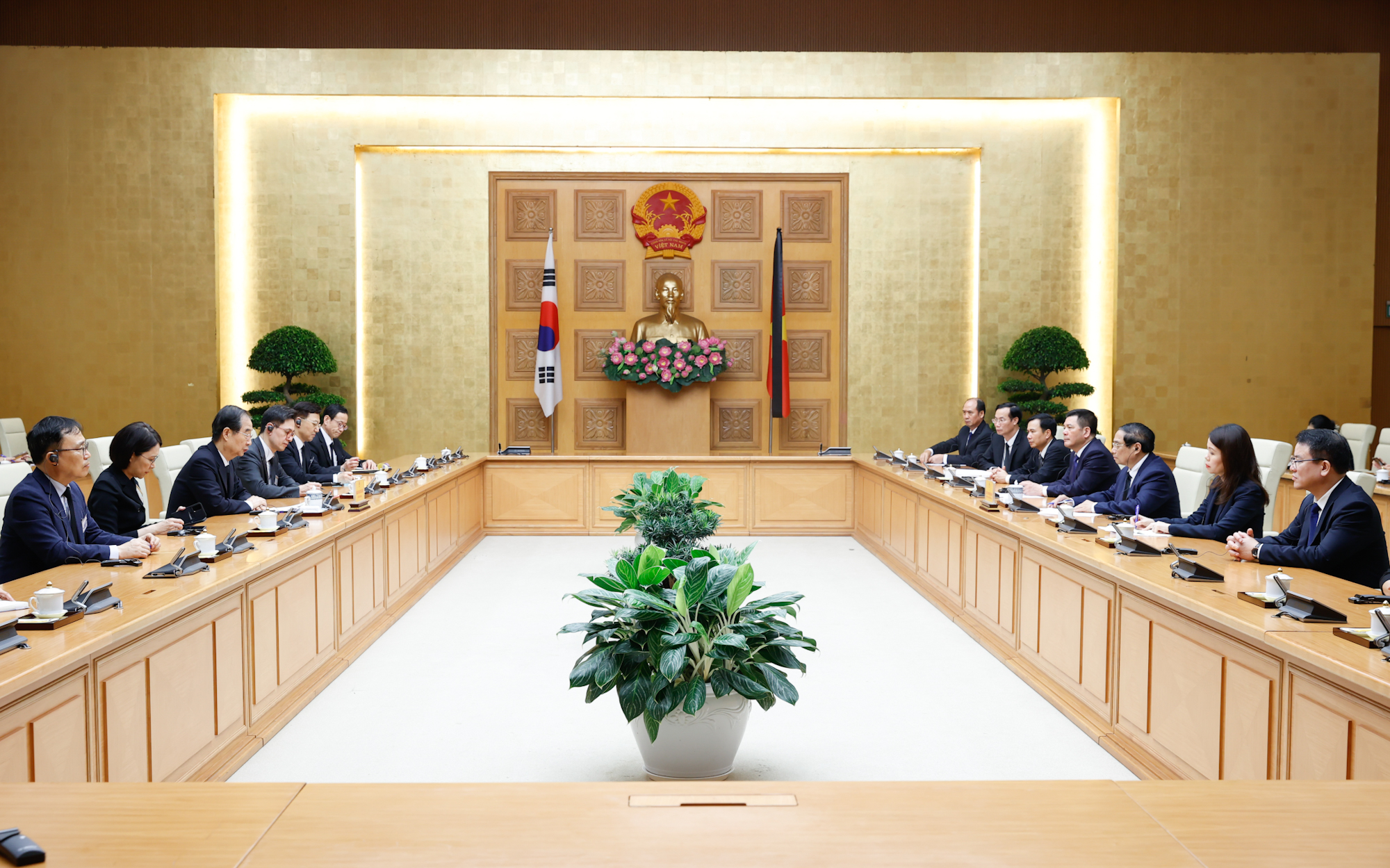 Thủ tướng Phạm Minh Chính tiếp Thủ tướng Hàn Quốc Han Duck Soo- Ảnh 2. Thủ tướng Phạm Minh Chính tiếp Thủ tướng Hàn Quốc Han Duck Soo- Ảnh 2.