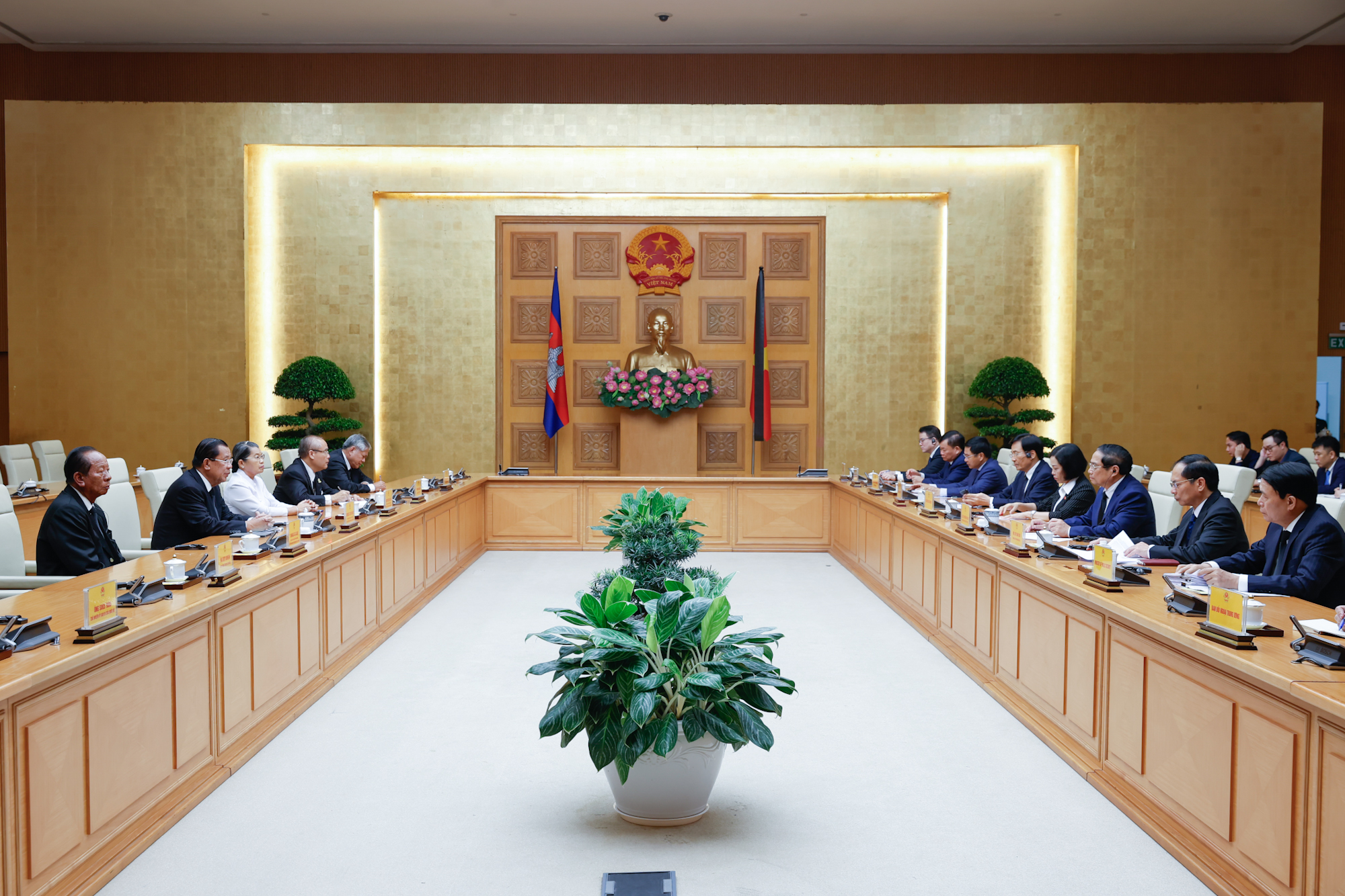 Thủ tướng Phạm Minh Chính gặp Chủ tịch Thượng viện Campuchia Hun Sen- Ảnh 2. Thủ tướng Phạm Minh Chính gặp Chủ tịch Thượng viện Campuchia Hun Sen- Ảnh 2.