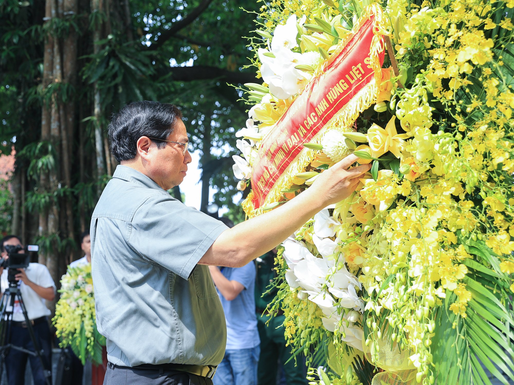 Thủ tướng tưởng niệm các Anh hùng liệt sĩ và tặng quà gia đình chính sách tại Thái Nguyên- Ảnh 1. Thủ tướng tưởng niệm các Anh hùng liệt sĩ và tặng quà gia đình chính sách tại Thái Nguyên- Ảnh 1.