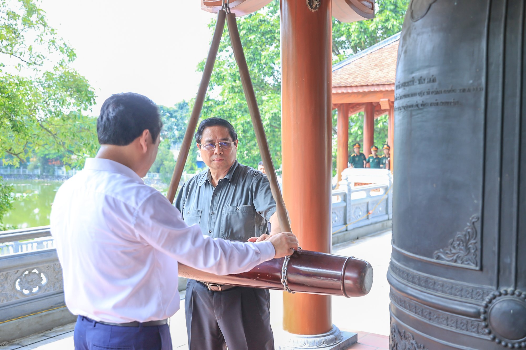 Thủ tướng tưởng niệm các Anh hùng liệt sĩ và tặng quà gia đình chính sách tại Thái Nguyên- Ảnh 3. Thủ tướng tưởng niệm các Anh hùng liệt sĩ và tặng quà gia đình chính sách tại Thái Nguyên- Ảnh 3.