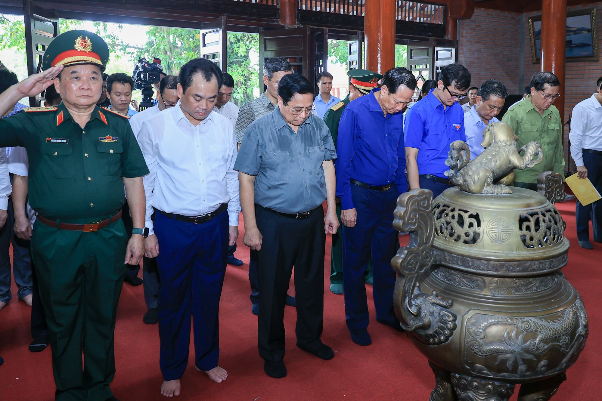 Thủ tướng tưởng niệm các Anh hùng liệt sĩ và tặng quà gia đình chính sách tại Thái Nguyên- Ảnh 4. Thủ tướng tưởng niệm các Anh hùng liệt sĩ và tặng quà gia đình chính sách tại Thái Nguyên- Ảnh 4.