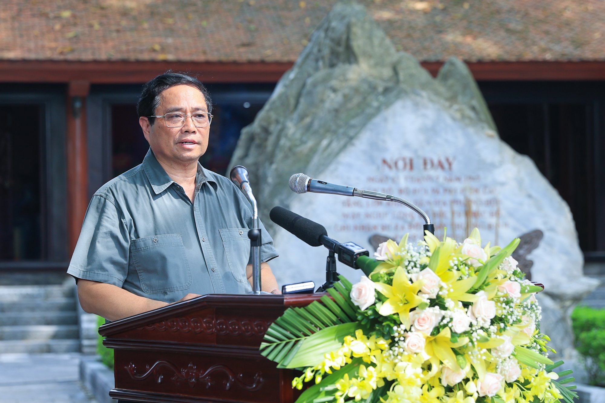 Thủ tướng tưởng niệm các Anh hùng liệt sĩ và tặng quà gia đình chính sách tại Thái Nguyên- Ảnh 5. Thủ tướng tưởng niệm các Anh hùng liệt sĩ và tặng quà gia đình chính sách tại Thái Nguyên- Ảnh 5.