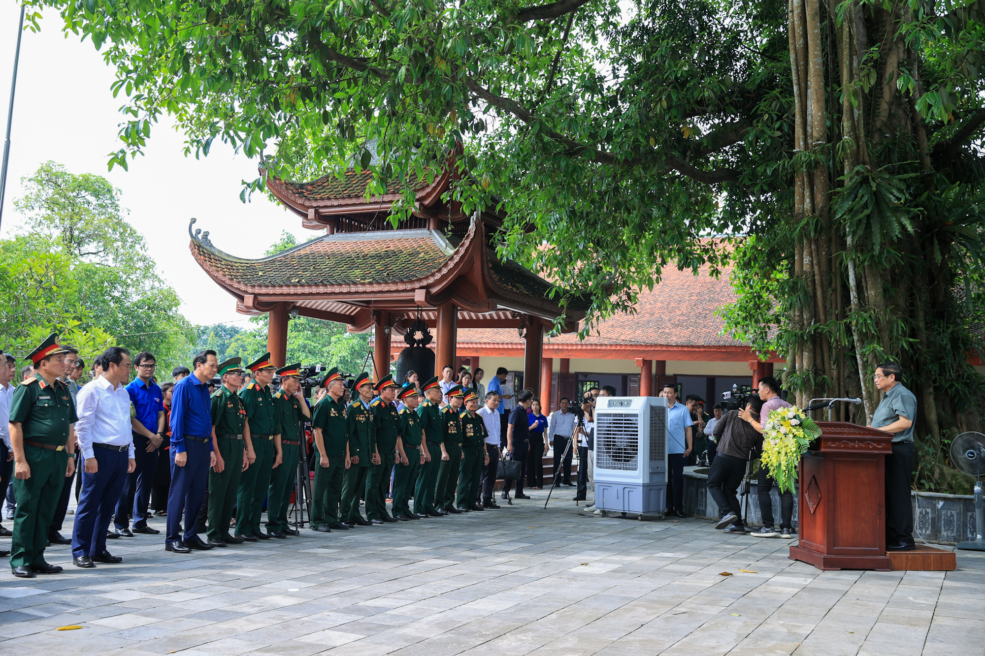 Thủ tướng tưởng niệm các Anh hùng liệt sĩ và tặng quà gia đình chính sách tại Thái Nguyên- Ảnh 6. Thủ tướng tưởng niệm các Anh hùng liệt sĩ và tặng quà gia đình chính sách tại Thái Nguyên- Ảnh 6.