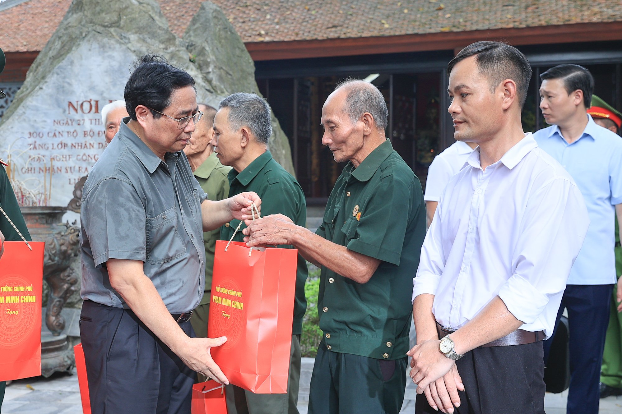 Thủ tướng tưởng niệm các Anh hùng liệt sĩ và tặng quà gia đình chính sách tại Thái Nguyên- Ảnh 8. Thủ tướng tưởng niệm các Anh hùng liệt sĩ và tặng quà gia đình chính sách tại Thái Nguyên- Ảnh 8.