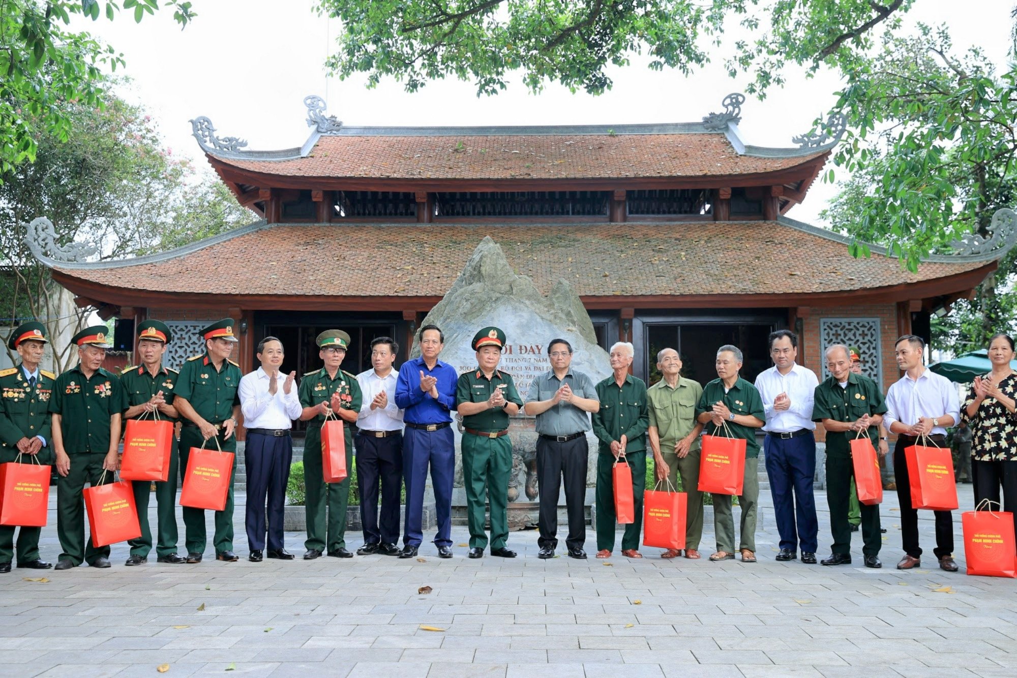 Thủ tướng tưởng niệm các Anh hùng liệt sĩ và tặng quà gia đình chính sách tại Thái Nguyên- Ảnh 9. Thủ tướng tưởng niệm các Anh hùng liệt sĩ và tặng quà gia đình chính sách tại Thái Nguyên- Ảnh 9.