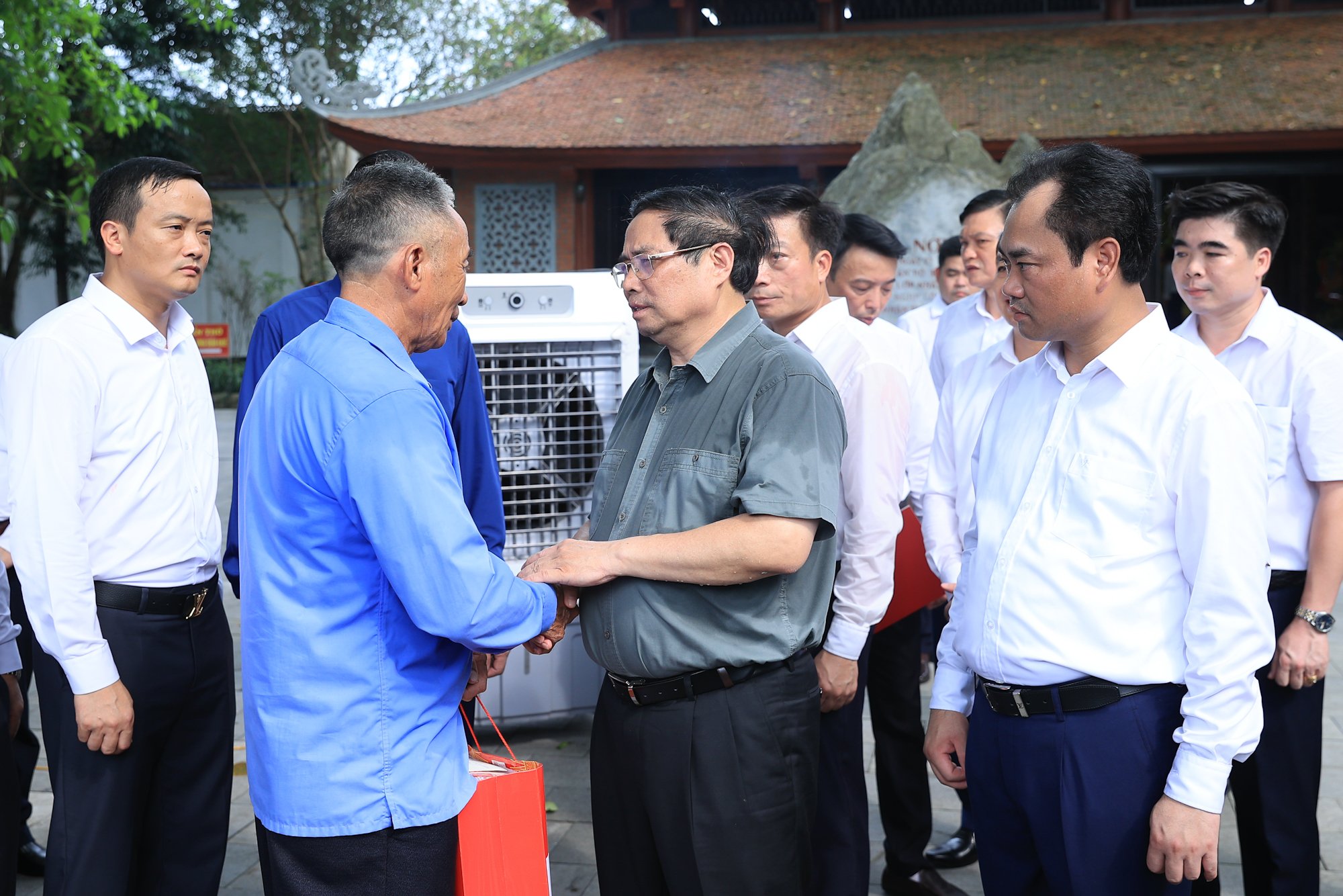 Thủ tướng tưởng niệm các Anh hùng liệt sĩ và tặng quà gia đình chính sách tại Thái Nguyên- Ảnh 10. Thủ tướng tưởng niệm các Anh hùng liệt sĩ và tặng quà gia đình chính sách tại Thái Nguyên- Ảnh 10.