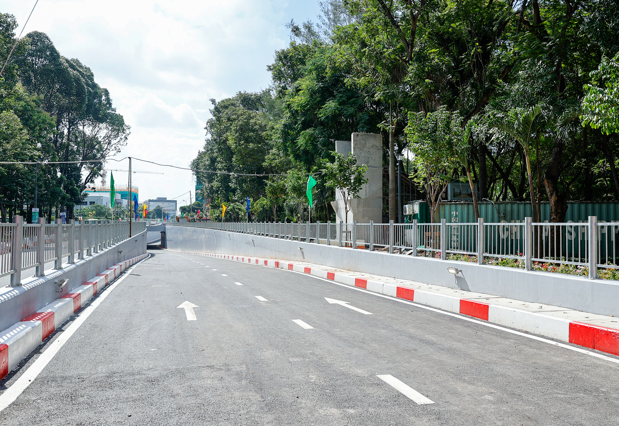 Thủ tướng kiểm tra, đốc thúc hoàn thành nhà ga T3 Tân Sơn Nhất vào 30/4/2025- Ảnh 10. Thủ tướng kiểm tra, đốc thúc hoàn thành nhà ga T3 Tân Sơn Nhất vào 30/4/2025- Ảnh 10.