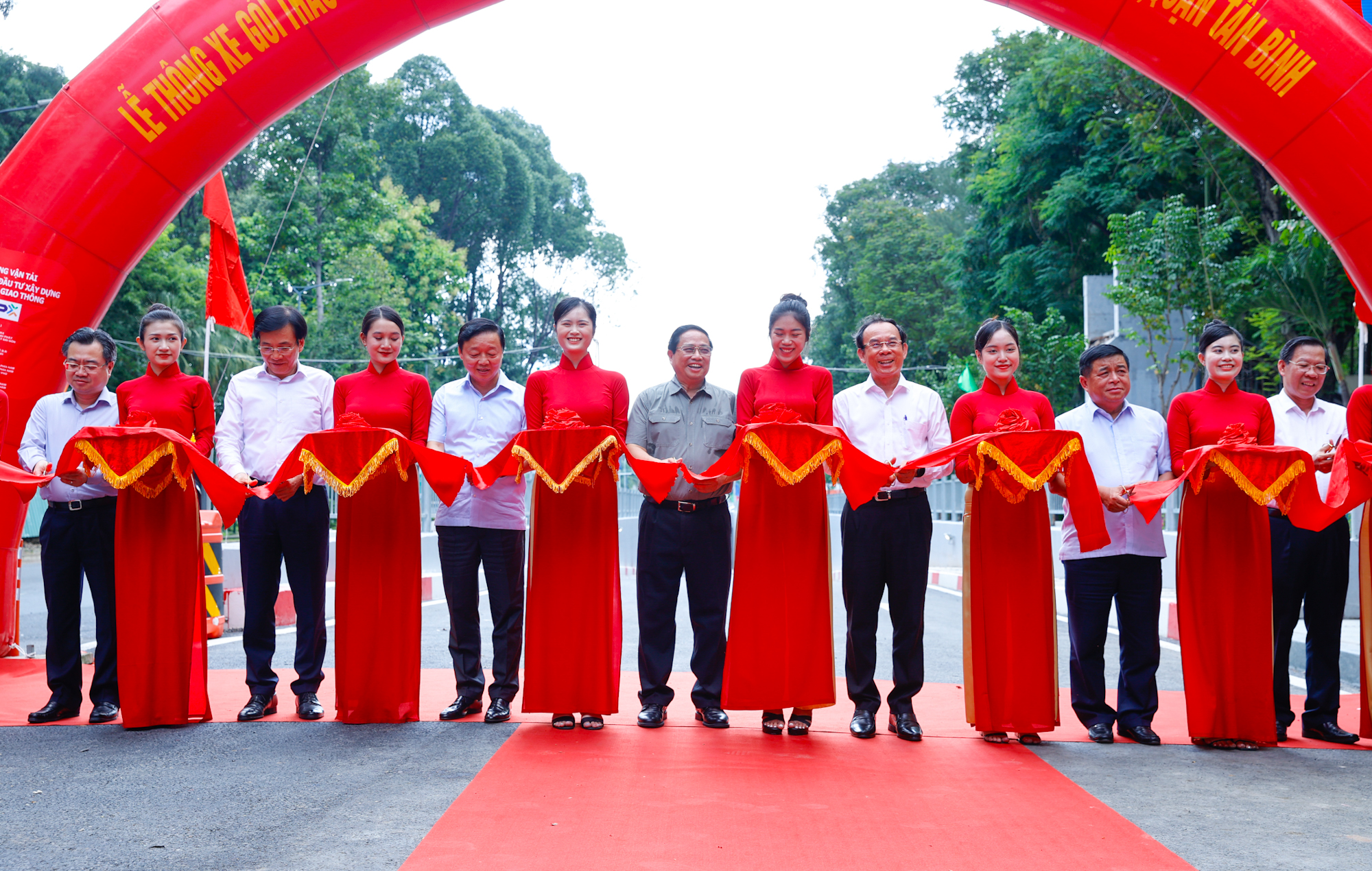 Thủ tướng kiểm tra, đốc thúc hoàn thành nhà ga T3 Tân Sơn Nhất vào 30/4/2025- Ảnh 9. Thủ tướng kiểm tra, đốc thúc hoàn thành nhà ga T3 Tân Sơn Nhất vào 30/4/2025- Ảnh 9.