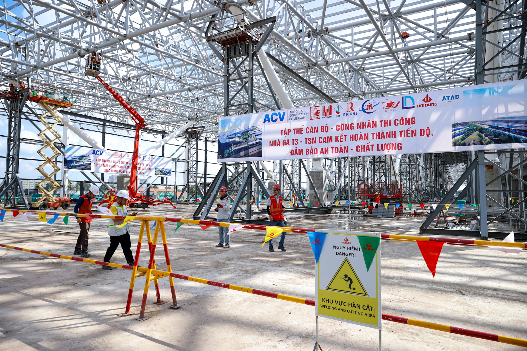 Thủ tướng kiểm tra, đốc thúc hoàn thành nhà ga T3 Tân Sơn Nhất vào 30/4/2025- Ảnh 5. Thủ tướng kiểm tra, đốc thúc hoàn thành nhà ga T3 Tân Sơn Nhất vào 30/4/2025- Ảnh 5.