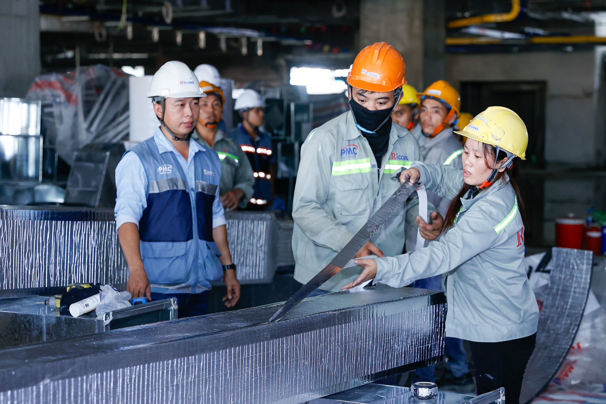 Thủ tướng kiểm tra, đốc thúc hoàn thành nhà ga T3 Tân Sơn Nhất vào 30/4/2025- Ảnh 4. Thủ tướng kiểm tra, đốc thúc hoàn thành nhà ga T3 Tân Sơn Nhất vào 30/4/2025- Ảnh 4.