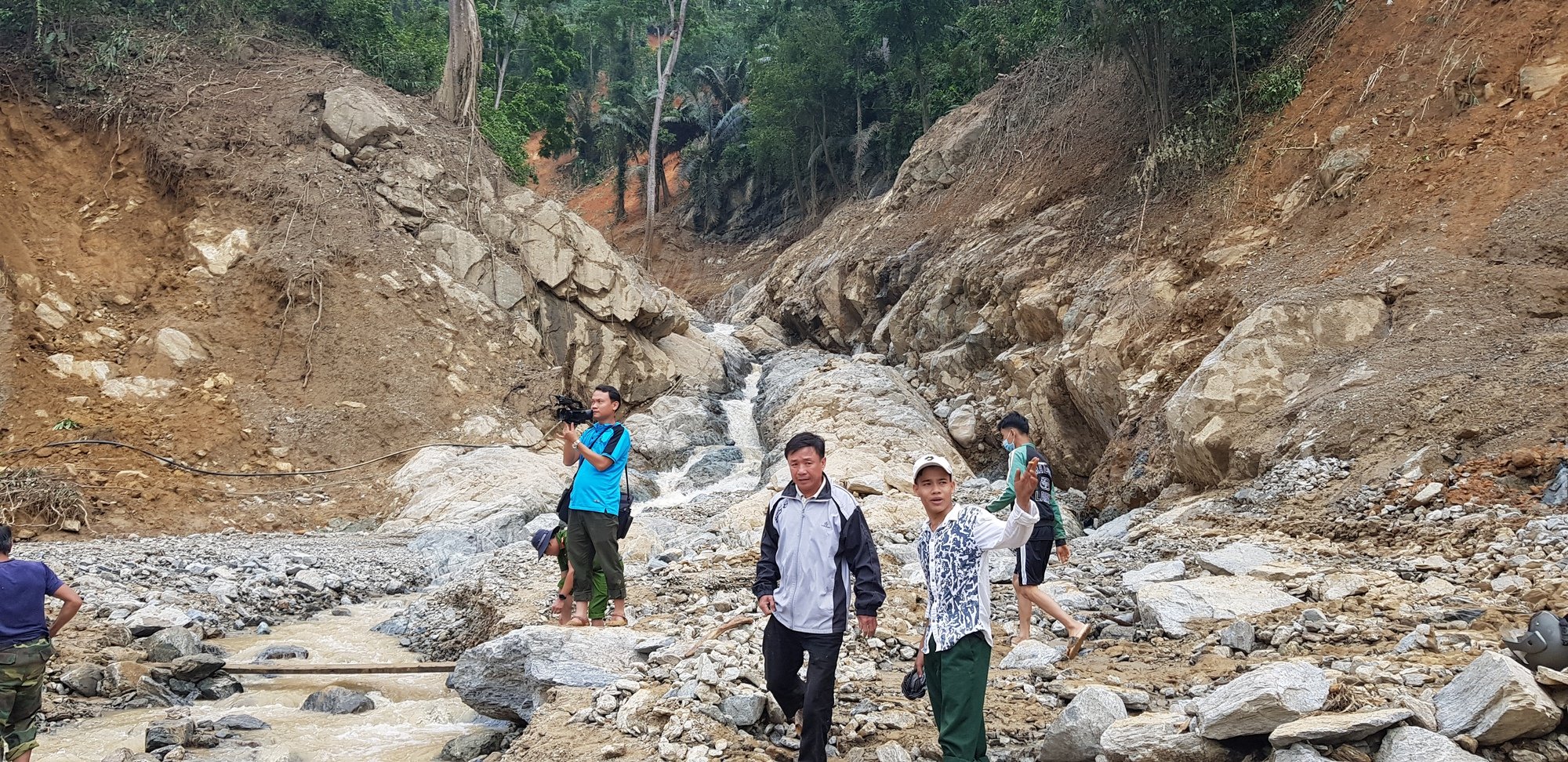 Làm gì để hạn chế rủi ro do mưa lũ, sạt lở đất?- Ảnh 3. Làm gì để hạn chế rủi ro do mưa lũ, sạt lở đất?- Ảnh 3.