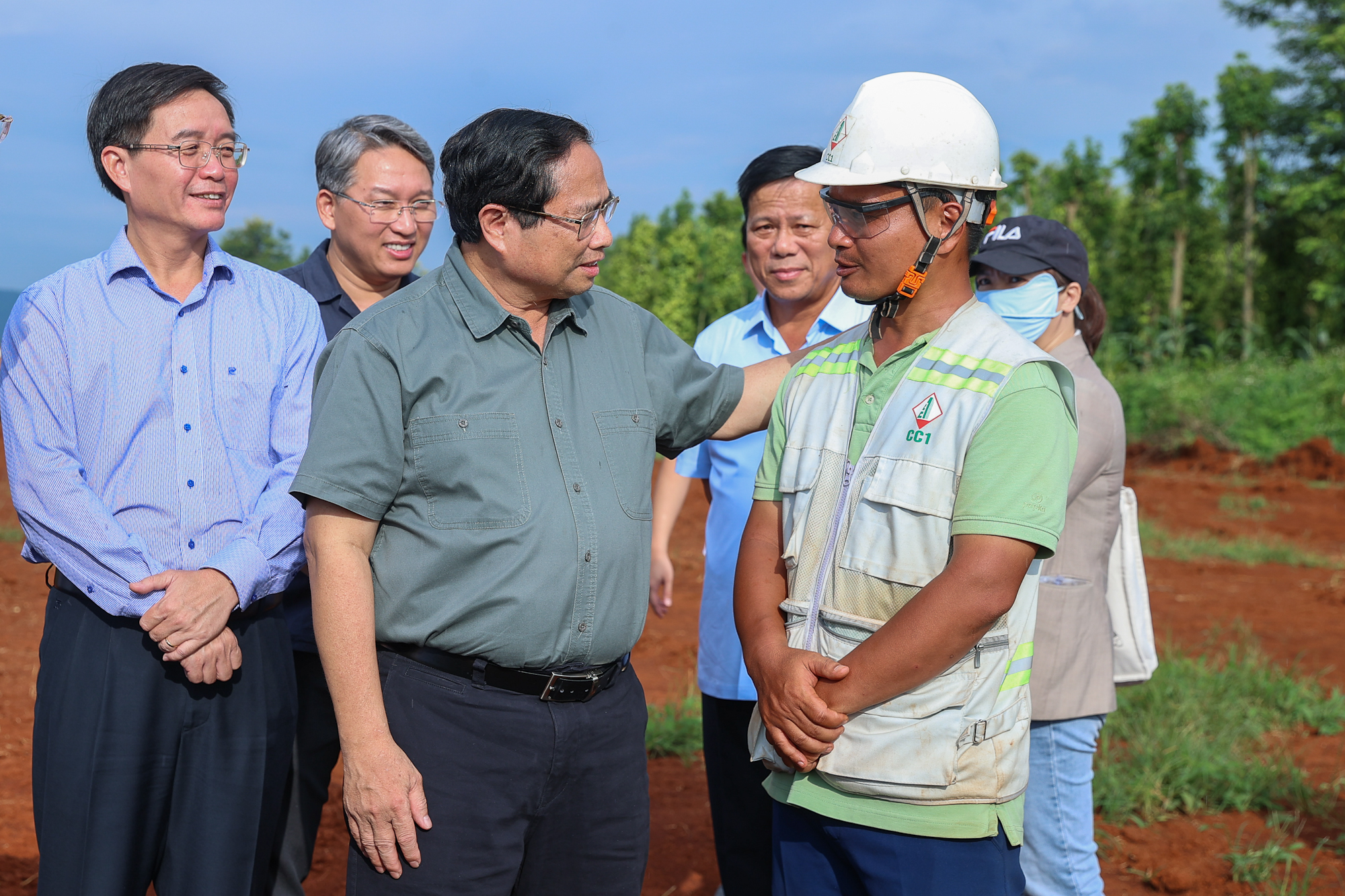 Thủ tướng khảo sát hiện trường, yêu cầu đẩy nhanh tiến độ dự án cao tốc Khánh Hòa - Buôn Ma Thuột- Ảnh 3. Thủ tướng khảo sát hiện trường, yêu cầu đẩy nhanh tiến độ dự án cao tốc Khánh Hòa - Buôn Ma Thuột- Ảnh 3.
