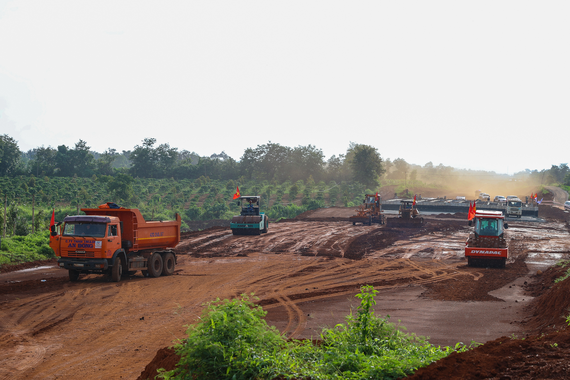 Thủ tướng khảo sát hiện trường, yêu cầu đẩy nhanh tiến độ dự án cao tốc Khánh Hòa - Buôn Ma Thuột- Ảnh 12. Thủ tướng khảo sát hiện trường, yêu cầu đẩy nhanh tiến độ dự án cao tốc Khánh Hòa - Buôn Ma Thuột- Ảnh 12.