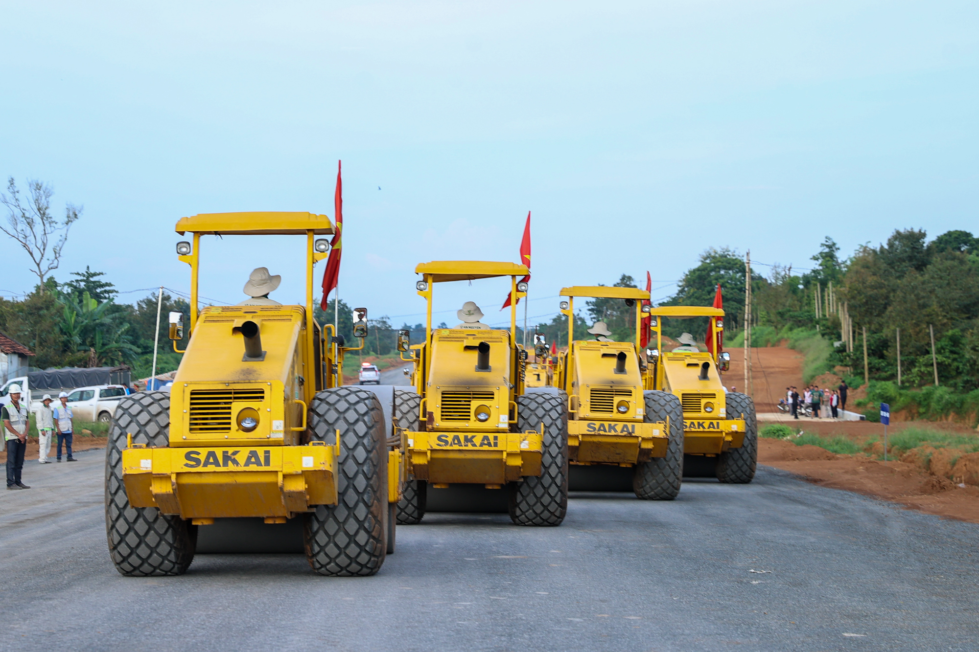 Thủ tướng khảo sát hiện trường, yêu cầu đẩy nhanh tiến độ dự án cao tốc Khánh Hòa - Buôn Ma Thuột- Ảnh 13. Thủ tướng khảo sát hiện trường, yêu cầu đẩy nhanh tiến độ dự án cao tốc Khánh Hòa - Buôn Ma Thuột- Ảnh 13.