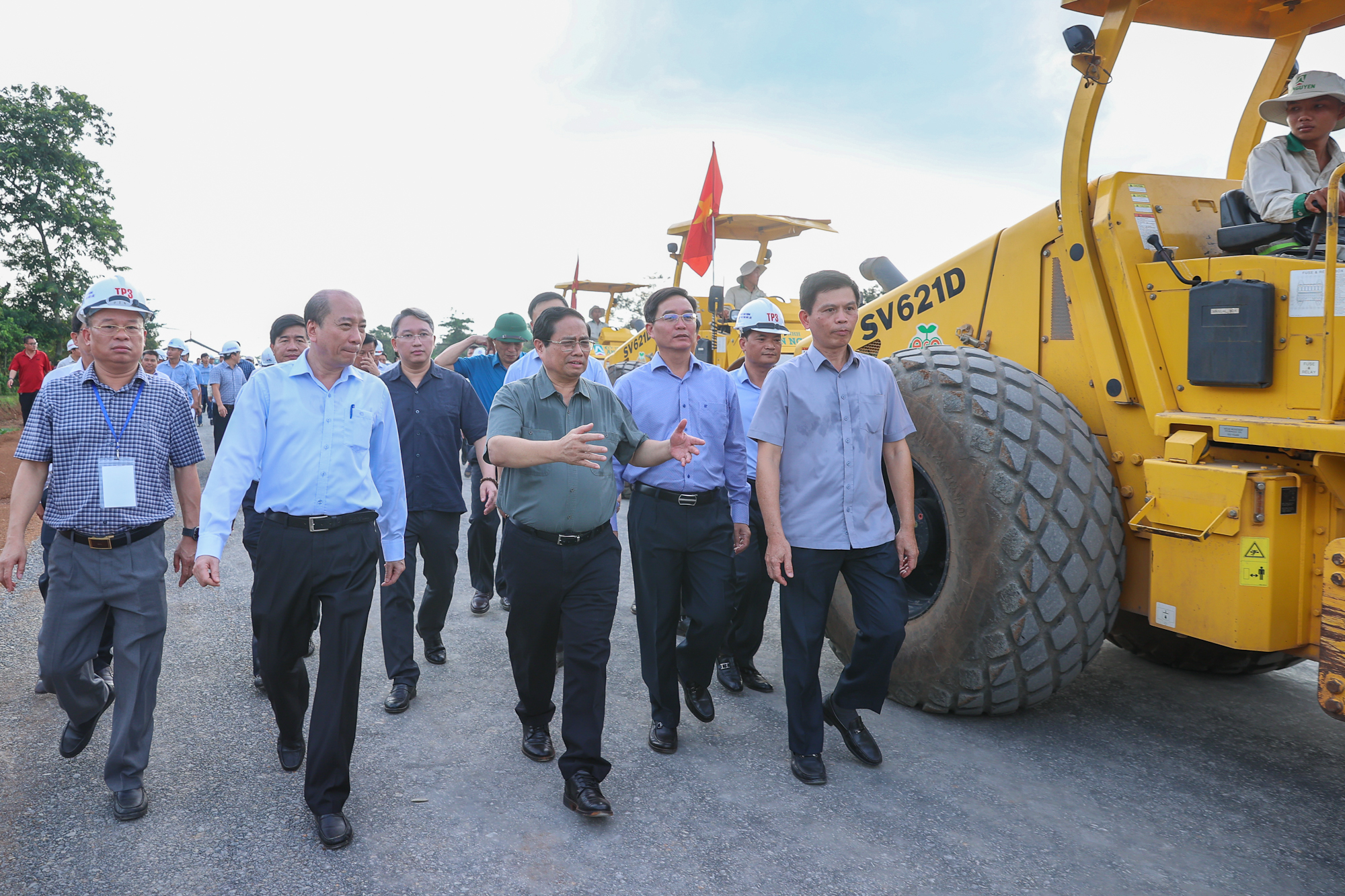 Thủ tướng khảo sát hiện trường, yêu cầu đẩy nhanh tiến độ dự án cao tốc Khánh Hòa - Buôn Ma Thuột- Ảnh 8. Thủ tướng khảo sát hiện trường, yêu cầu đẩy nhanh tiến độ dự án cao tốc Khánh Hòa - Buôn Ma Thuột- Ảnh 8.