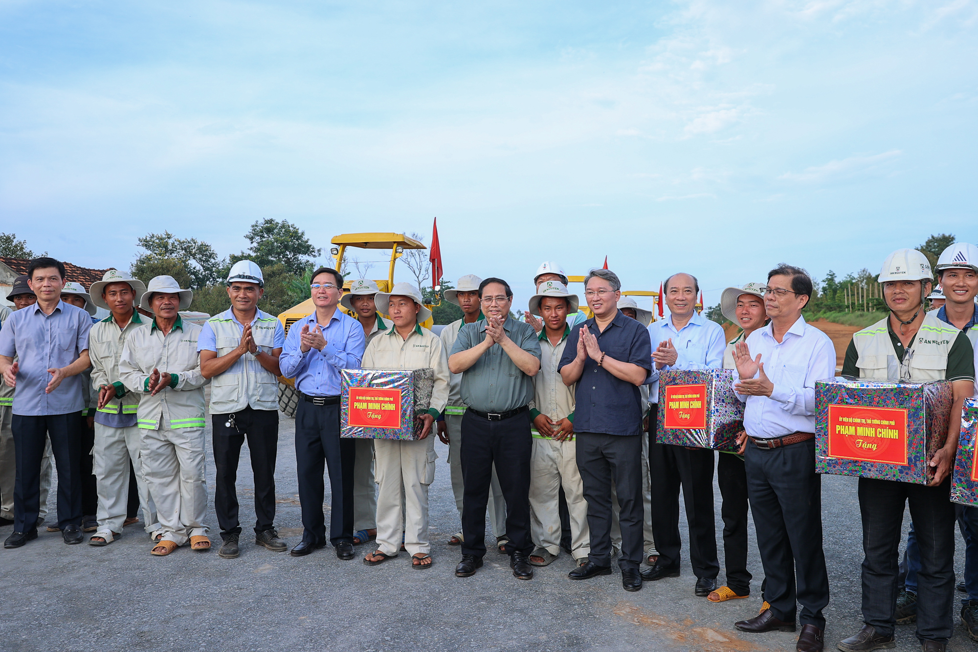 Thủ tướng khảo sát hiện trường, yêu cầu đẩy nhanh tiến độ dự án cao tốc Khánh Hòa - Buôn Ma Thuột- Ảnh 5. Thủ tướng khảo sát hiện trường, yêu cầu đẩy nhanh tiến độ dự án cao tốc Khánh Hòa - Buôn Ma Thuột- Ảnh 5.