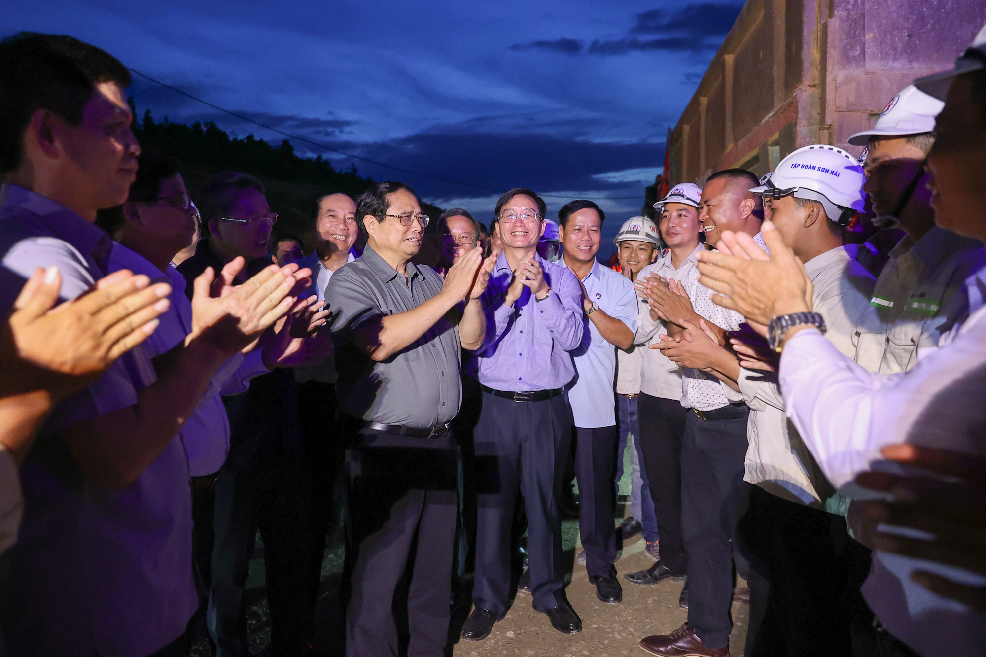 Thủ tướng khảo sát hiện trường, yêu cầu đẩy nhanh tiến độ dự án cao tốc Khánh Hòa - Buôn Ma Thuột- Ảnh 11. Thủ tướng khảo sát hiện trường, yêu cầu đẩy nhanh tiến độ dự án cao tốc Khánh Hòa - Buôn Ma Thuột- Ảnh 11.