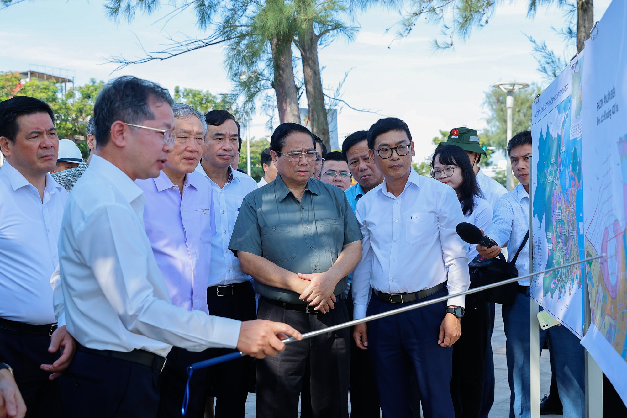Thủ tướng khảo sát khu vực nghiên cứu lấn biển và một số dự án trọng điểm của Đà Nẵng- Ảnh 1. Thủ tướng khảo sát khu vực nghiên cứu lấn biển và một số dự án trọng điểm của Đà Nẵng- Ảnh 1.