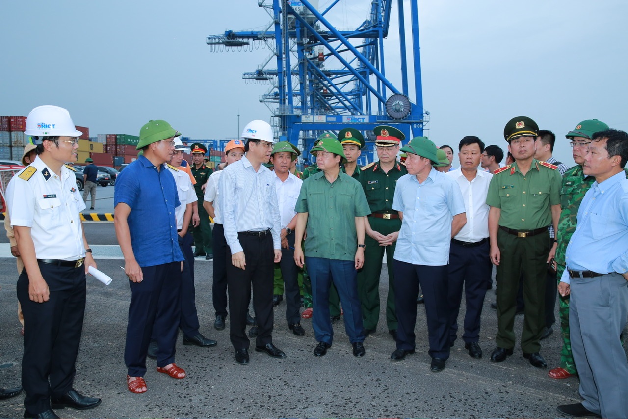Phó Thủ tướng Trần Hồng Hà thị sát, kiểm tra việc phòng chống bão số 3 tại Quảng Ninh và Hải Phòng- Ảnh 10. Phó Thủ tướng Trần Hồng Hà thị sát, kiểm tra việc phòng chống bão số 3 tại Quảng Ninh và Hải Phòng- Ảnh 10.